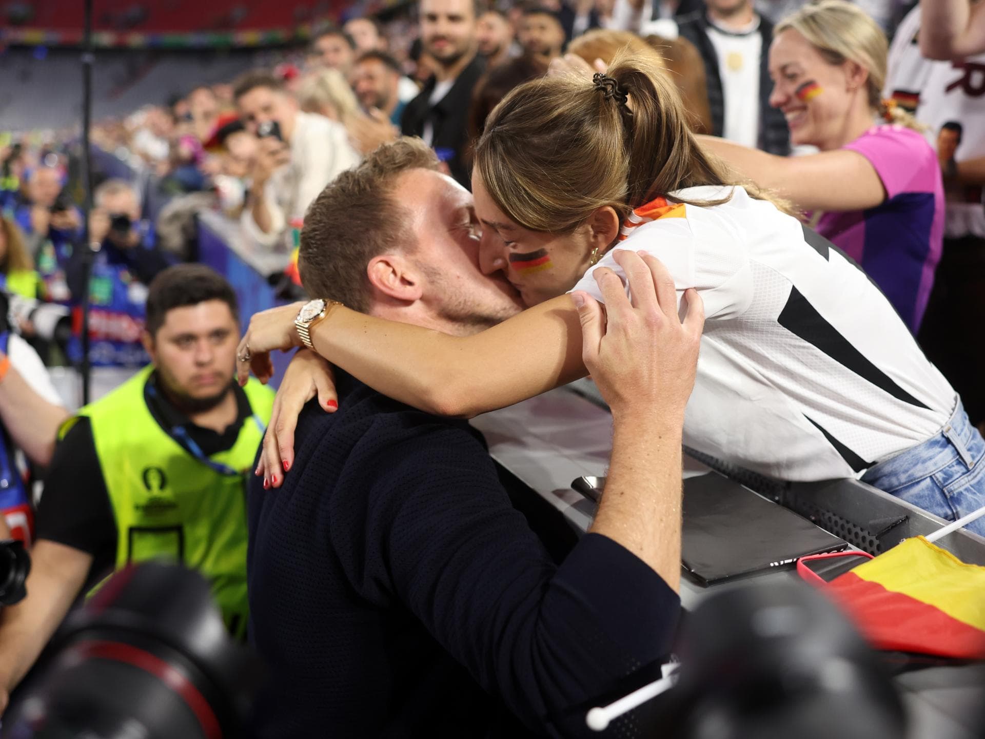 Lena Wurzenberger küsst Julia Nagelsmann