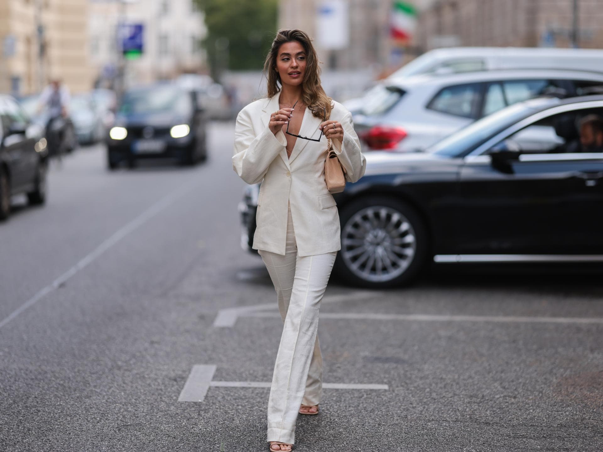 Weiße Hose im Frühling und Sommer: So kombinierst du sie richtig! Frau in weißem Outfit