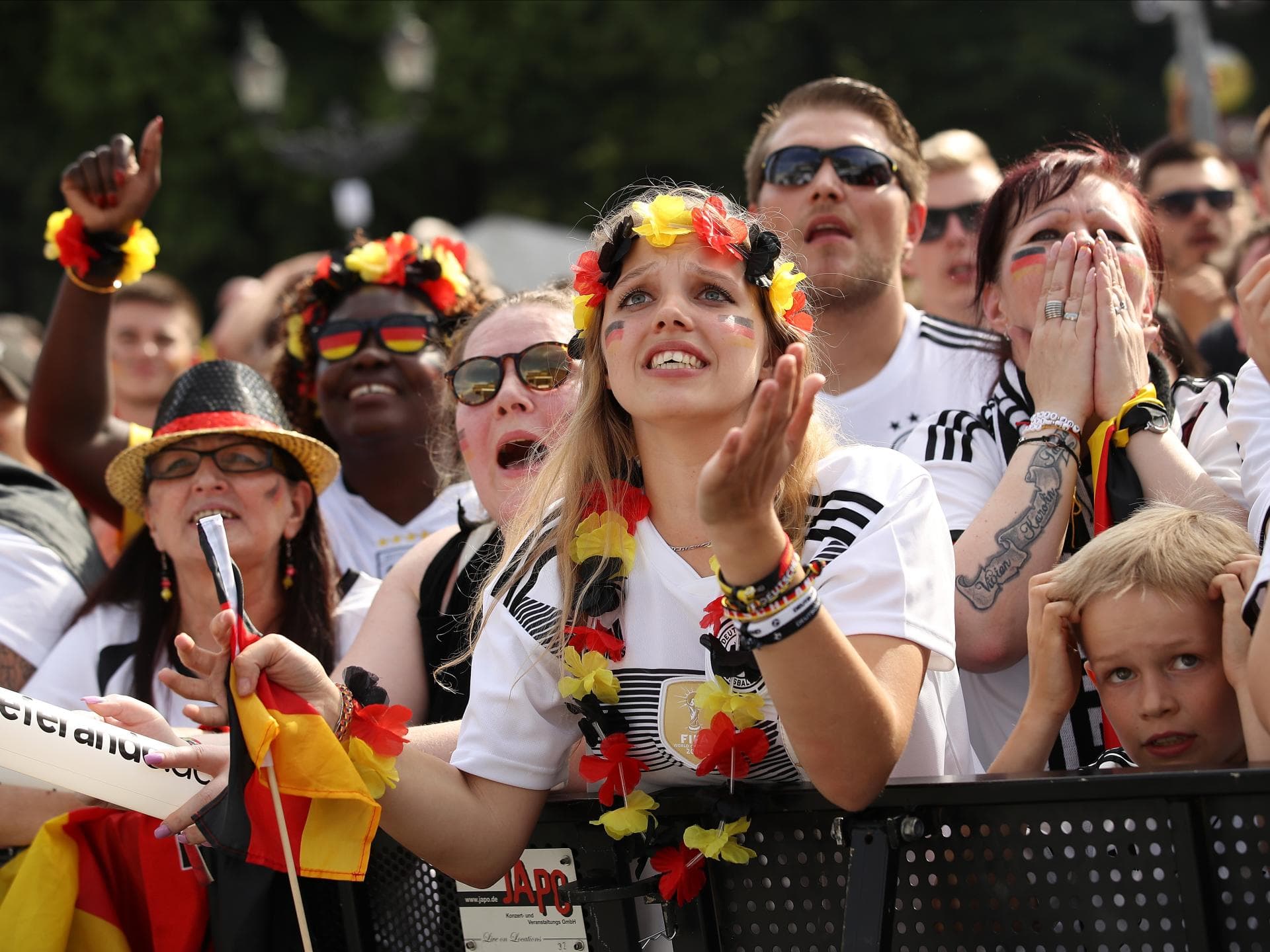 Deutsche Fußball-Fans beim Public Viewing Deutsche Fußball-Fans beim Public Viewing
