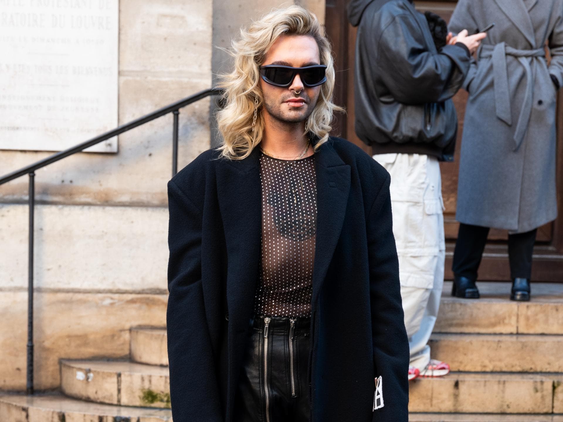 Bill Kaulitz trägt schwarzen Mantel und Lederrock Bill Kaulitz trägt schwarzen Mantel und Lederrock