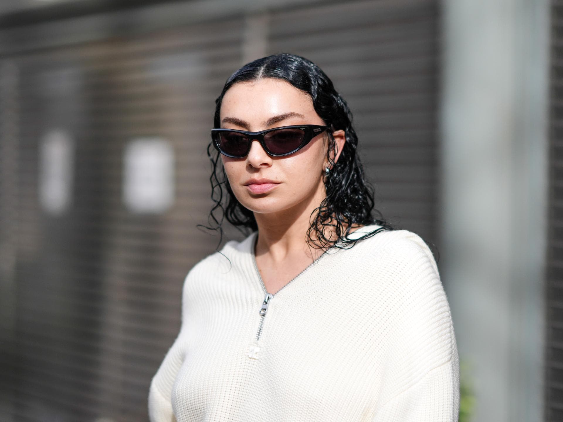 Brat Girl Charli XCX mit Sonnenbrille