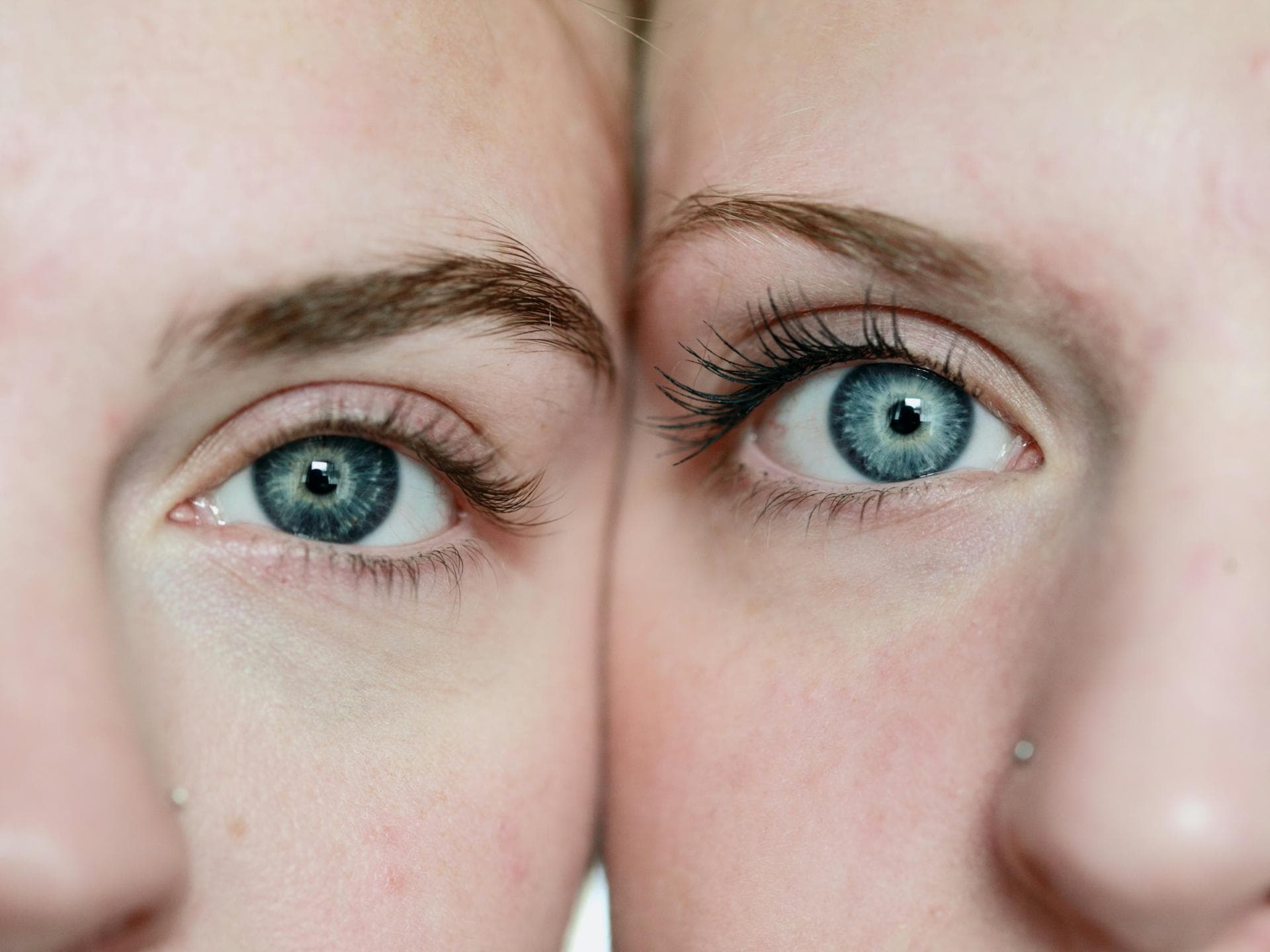 Jung aussehen Zwei junge Frauen