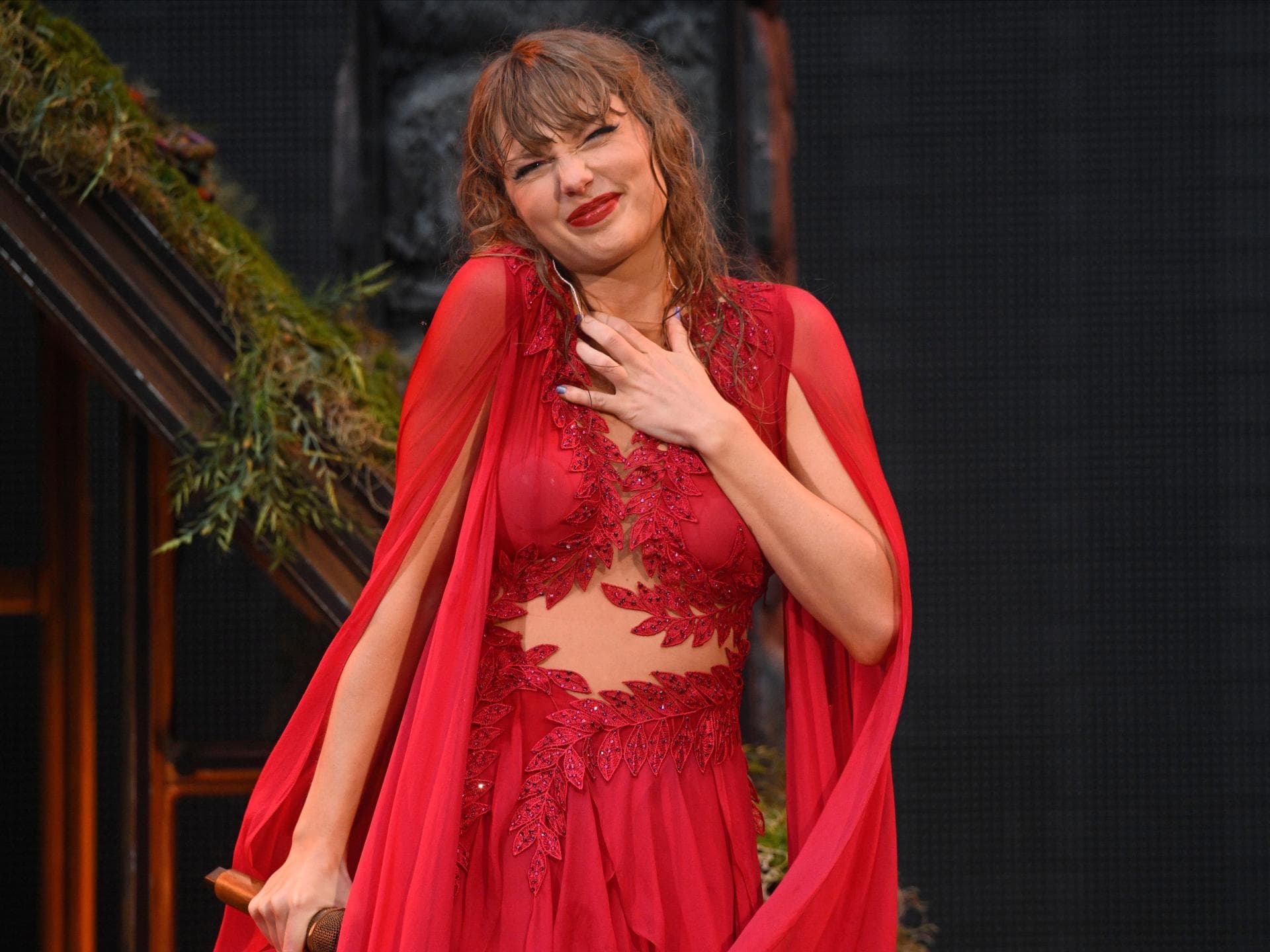 Taylor Swift in rotem Kleid bei Eras Tour