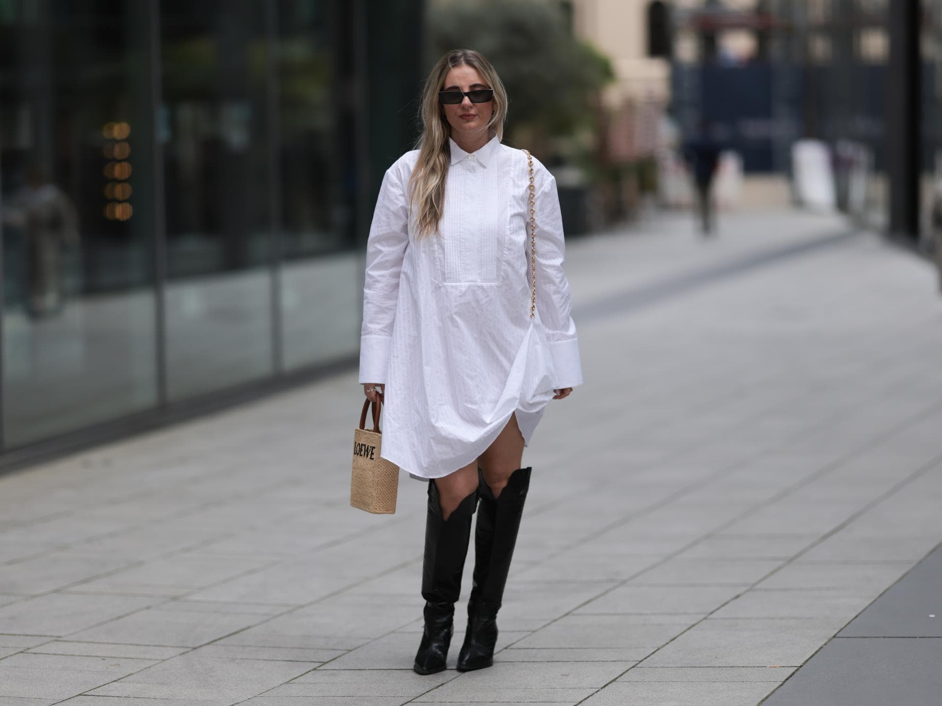 Frau trägt schwarze Cowboystiefel