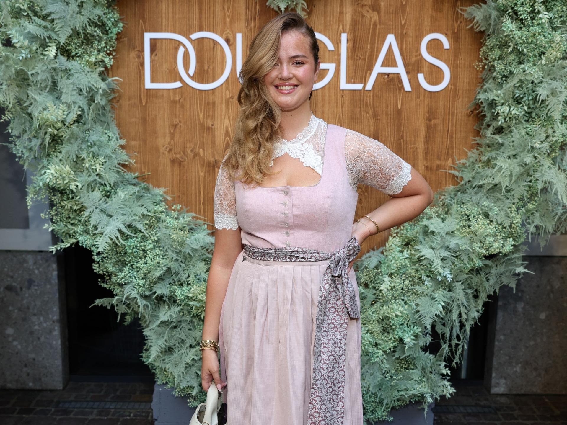 Dirndl Frisuren mittellang einfach: Oktoberfest