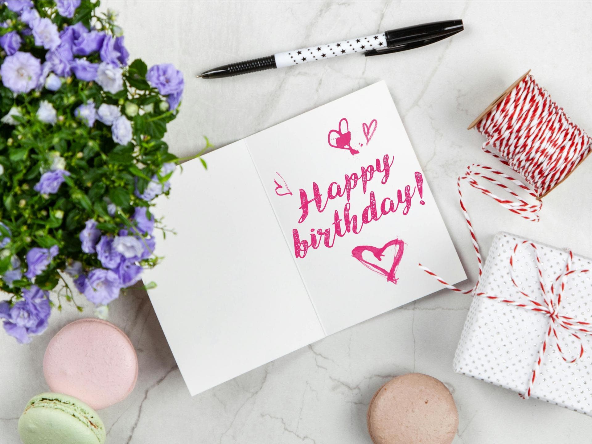 Karte mit "Happy Birthday"-Aufschrift