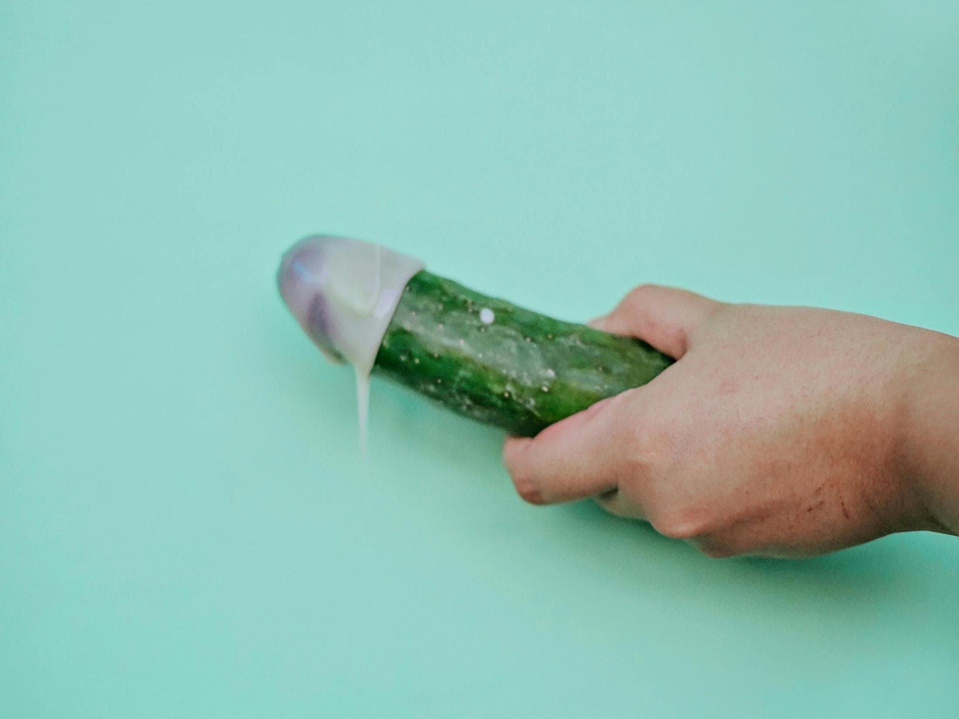 Glied Gurke in Hand
