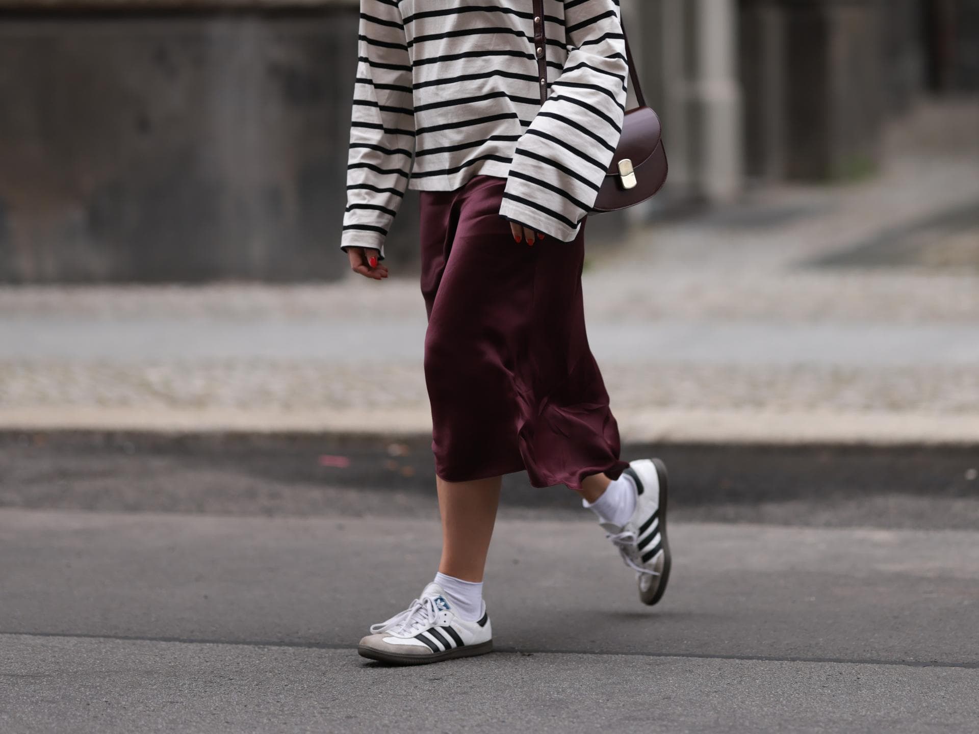 Frau trägt schwarz-weiße Sneaker