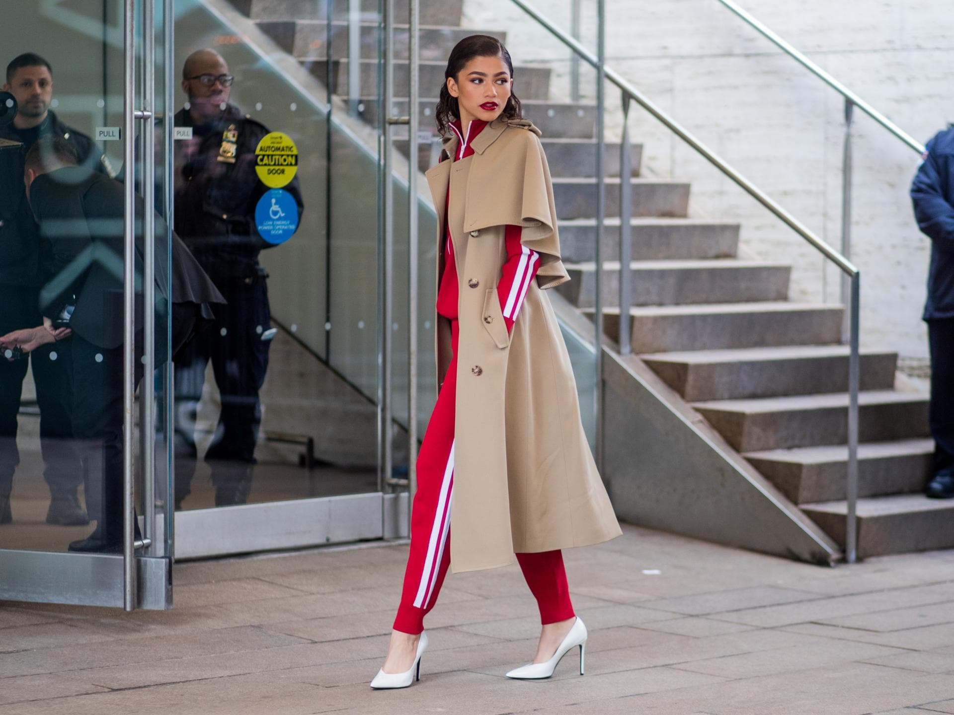 Zendaya trägt roten Joggingsanzug