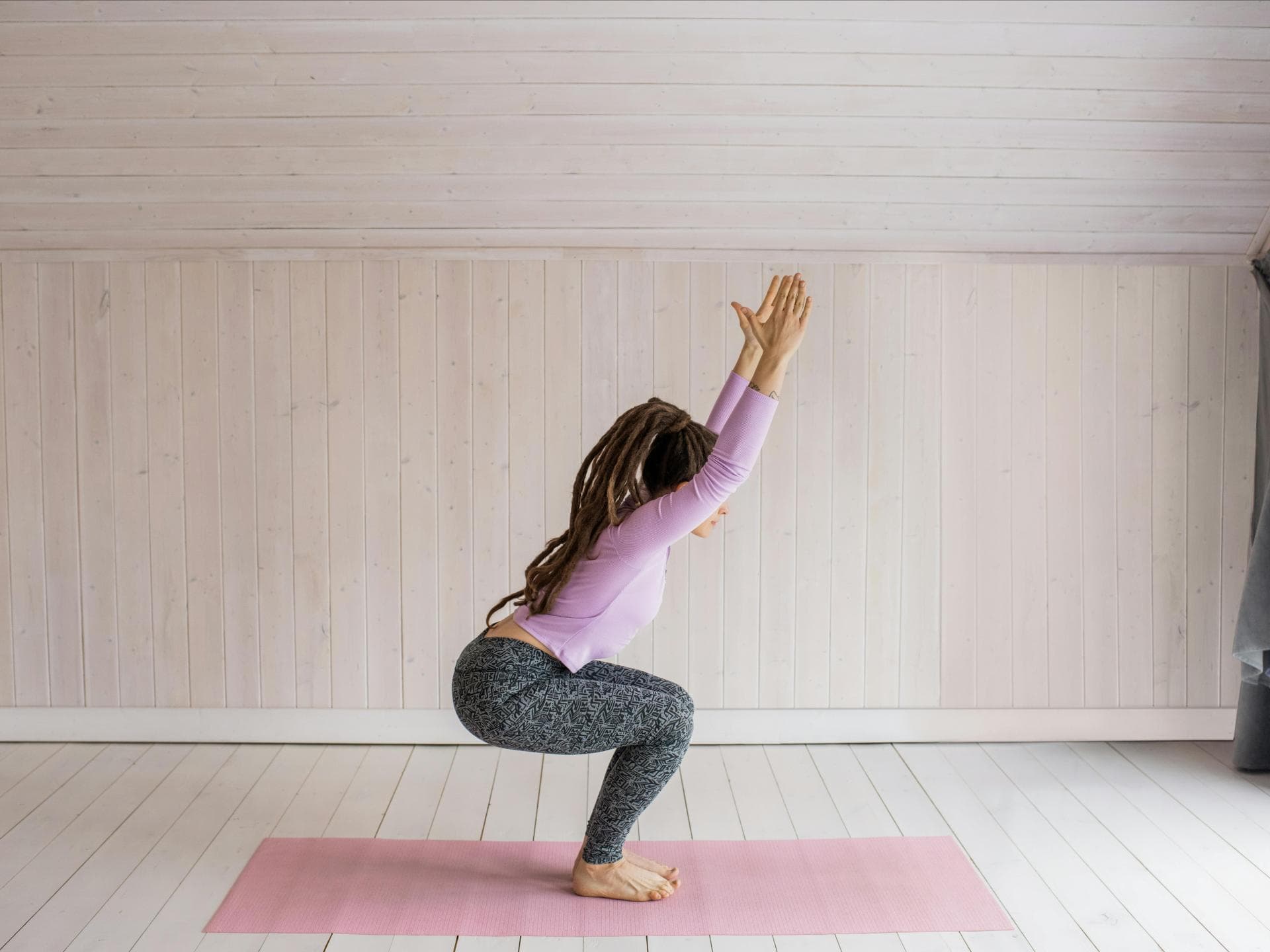 Frau macht Sport auf Yoga-Matte