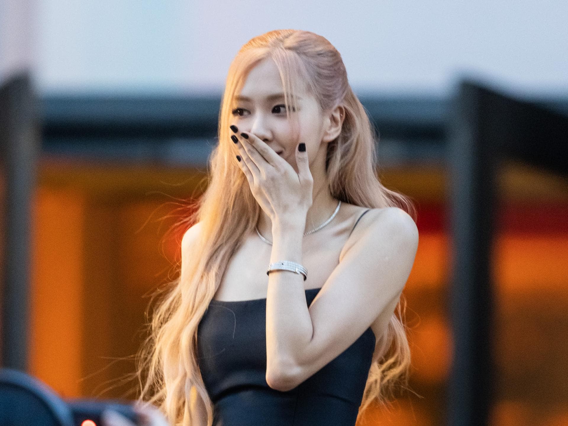 Rosé von Blackpink zeigt ihre Nägel