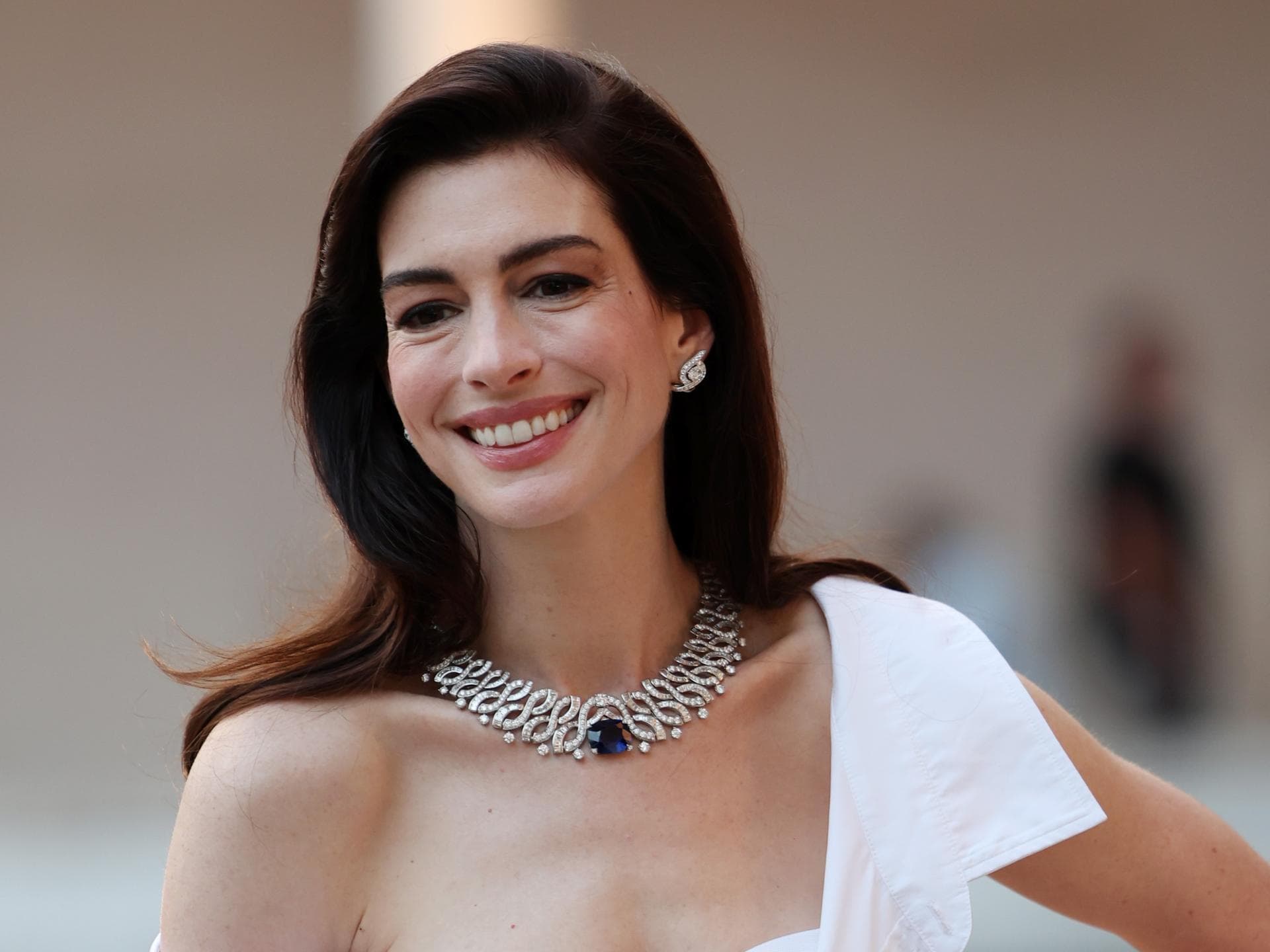Anne Hathaway kündigt Comeback für "Plötzlich Prinzessin 3" an Anne Hathaway in weißem Kleid