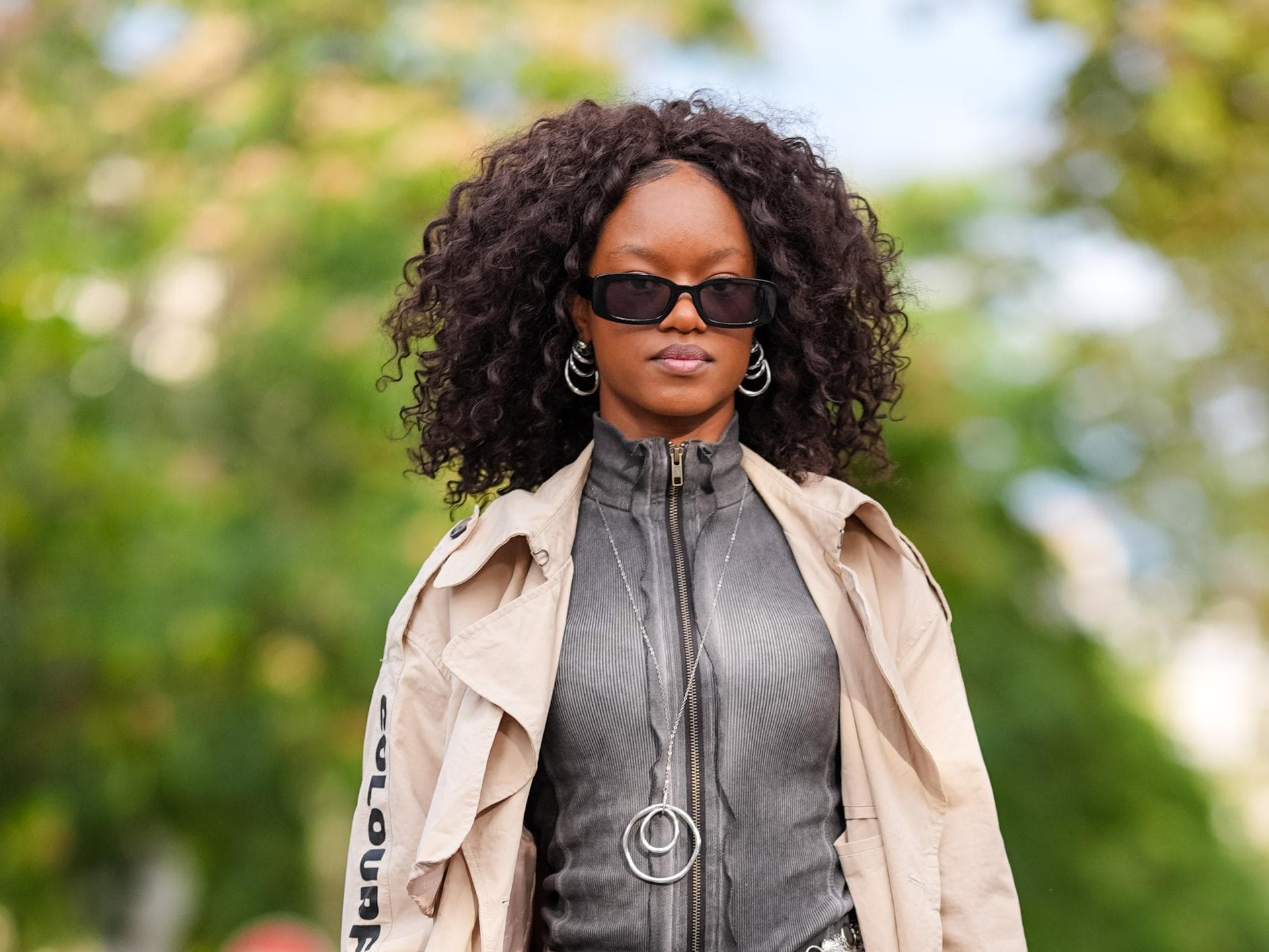 Frau mit Sonnenbrille und Locken
