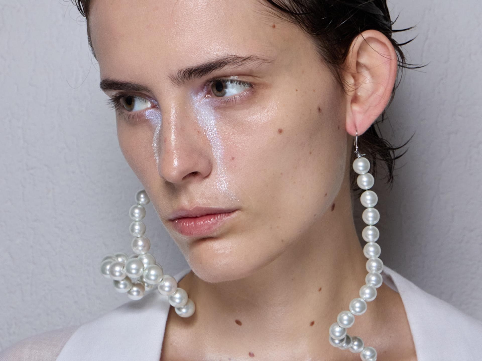 Frau im Frosty Make-up-Look