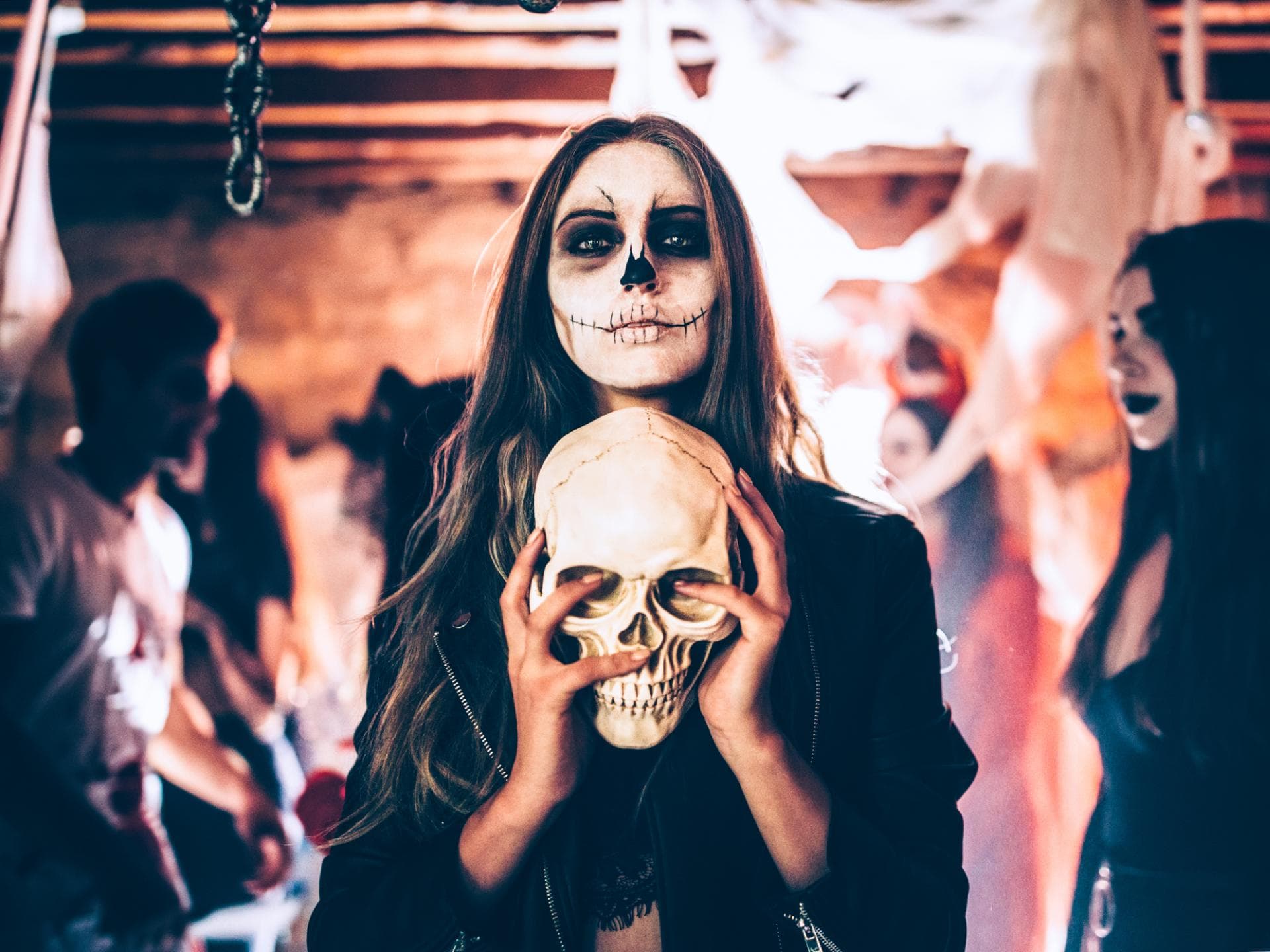 Die schönsten Halloween-Kostüme aus dem eigenen Kleiderschrank Frau mit Halloween-Verkleidung