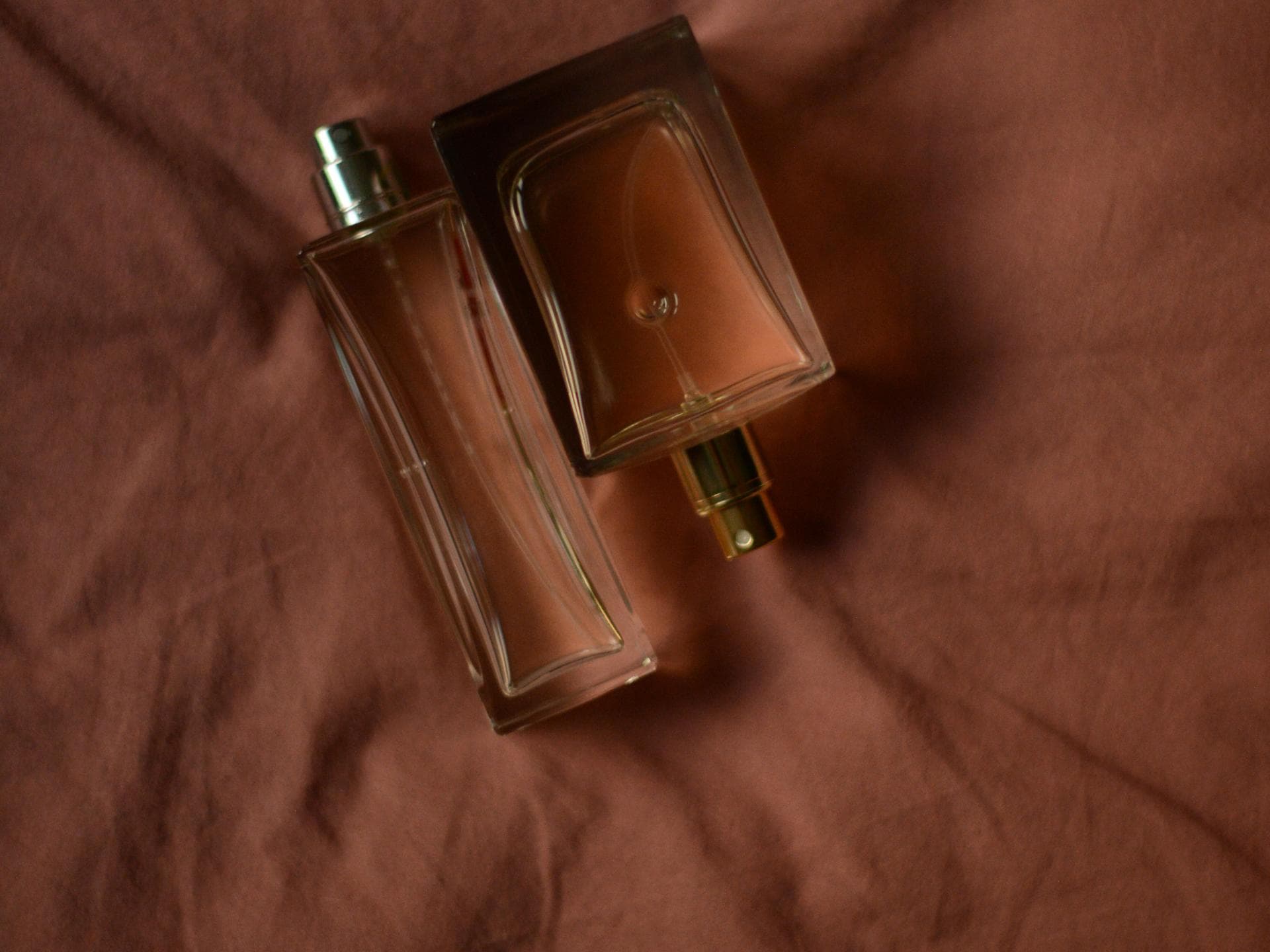 Honig-Parfums: Mit diesem Duft bringst du andere um den Verstand Honig-Parfums: Flakon auf braunem Tuch