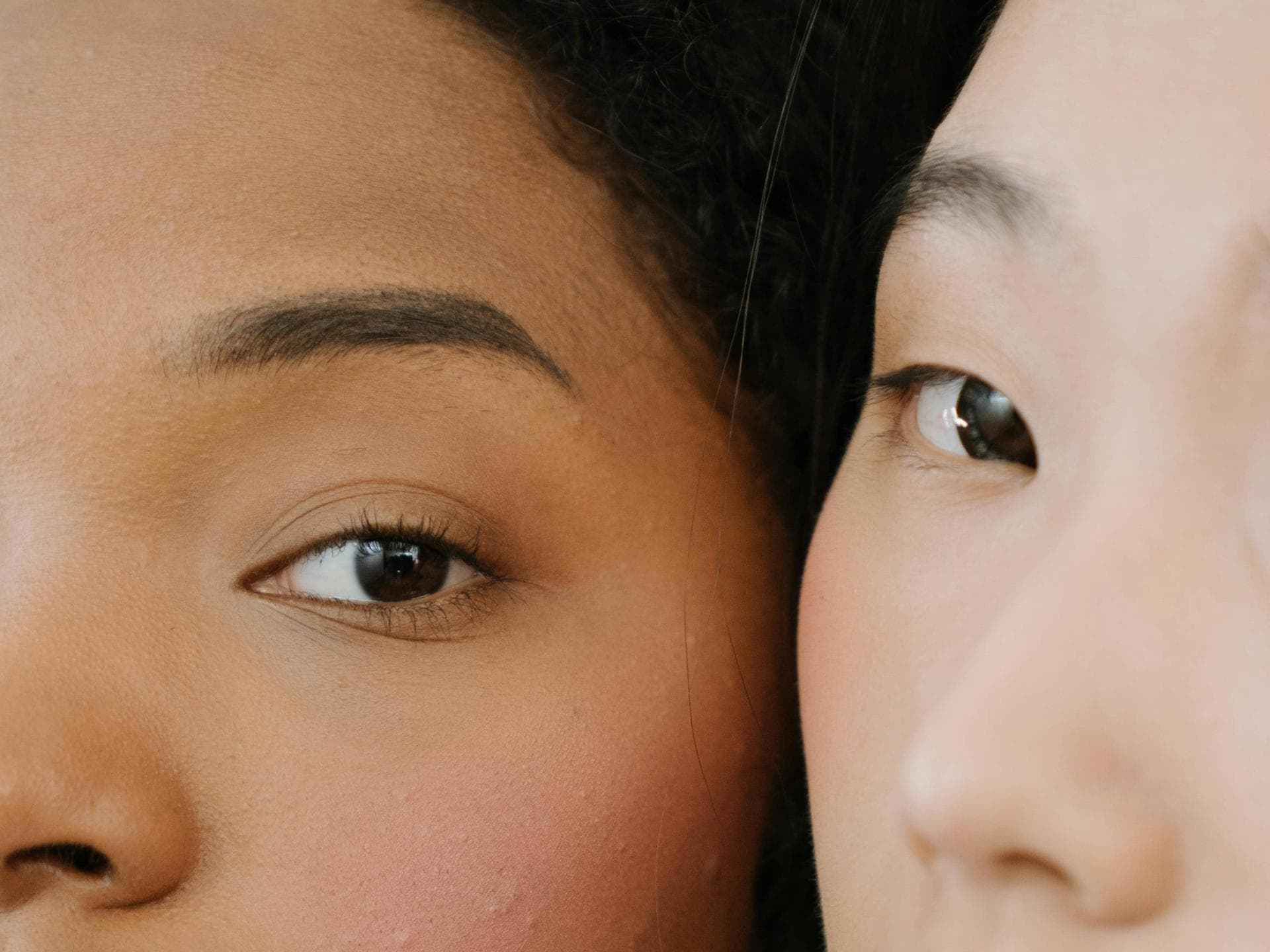 Skinny Brows kehren im Herbst 2024 zurück – und wir lieben den Look Zwei Frauen mit schmalen Augenbrauen