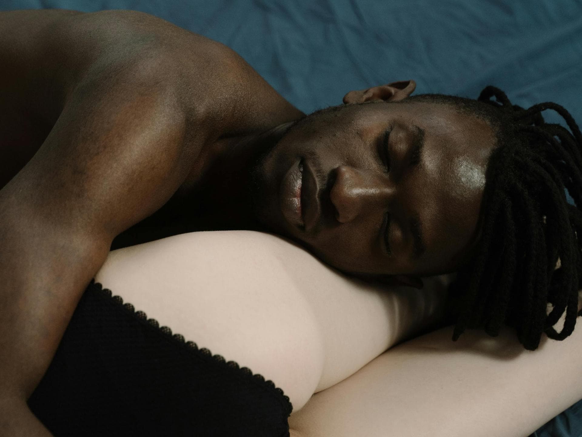 Neuer Sex-Trend Airturn Mann liegt auf Beinen von Frau