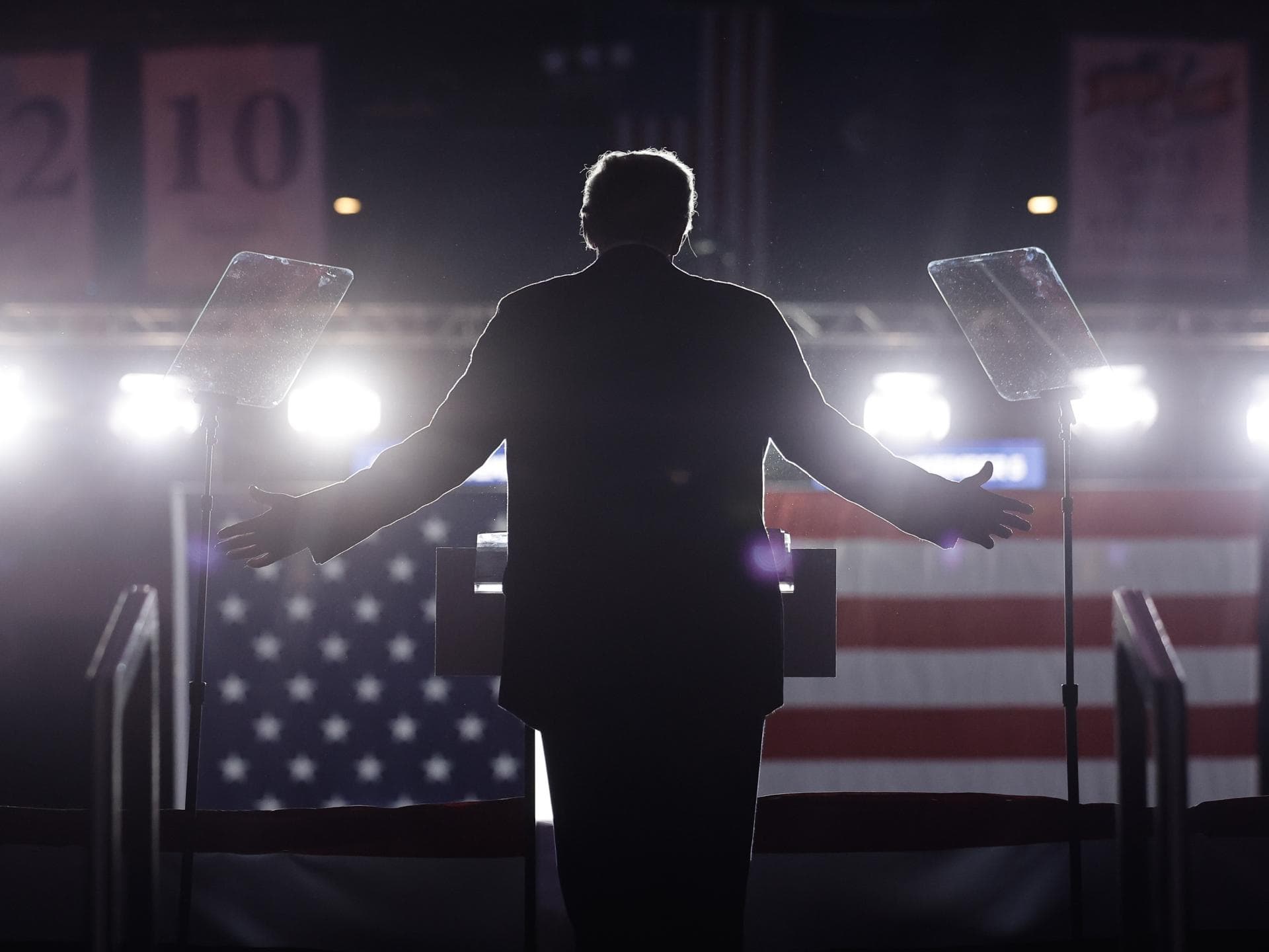 Donald Trump vor Amerika-Flagge