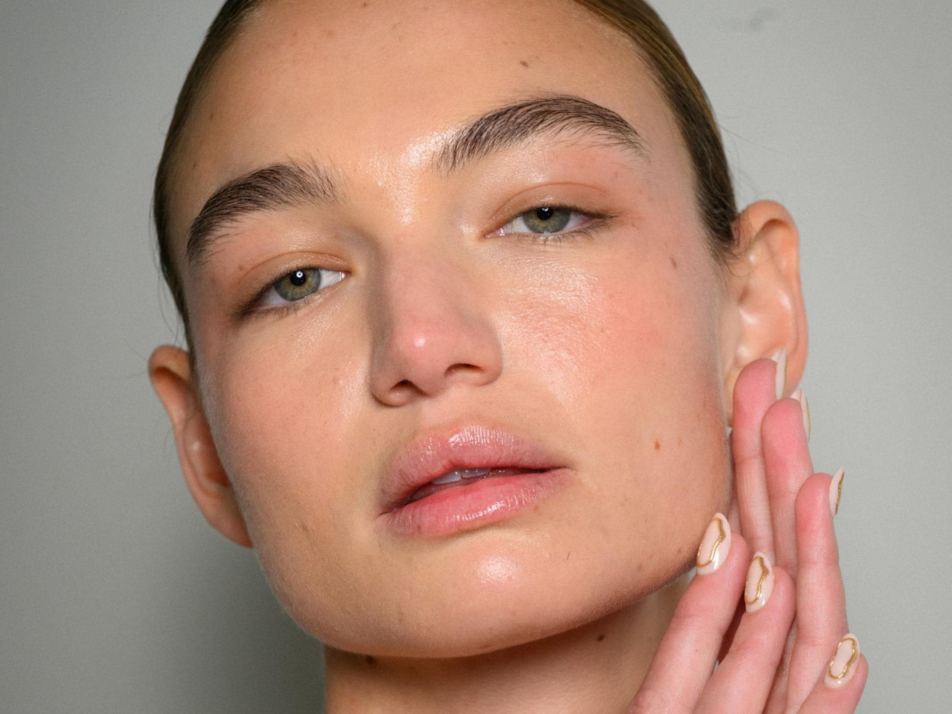 Alle stilvollen Frauen lieben "Frame Nails" für Silvester 2024 Alle stilvollen Frauen lieben "Frame Nails" für Silvester 2024