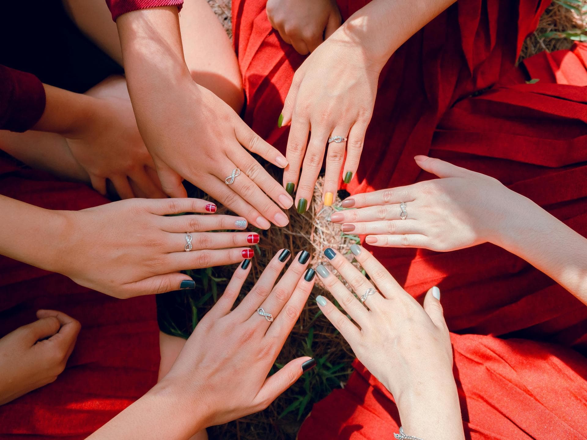 Nagellack-Horoskop Nagellackfarben und eine Hand