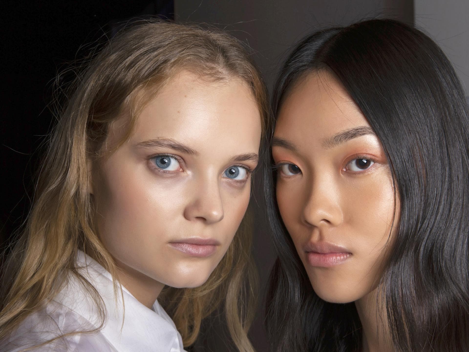 Zwei Models mit natürlichem Make-up