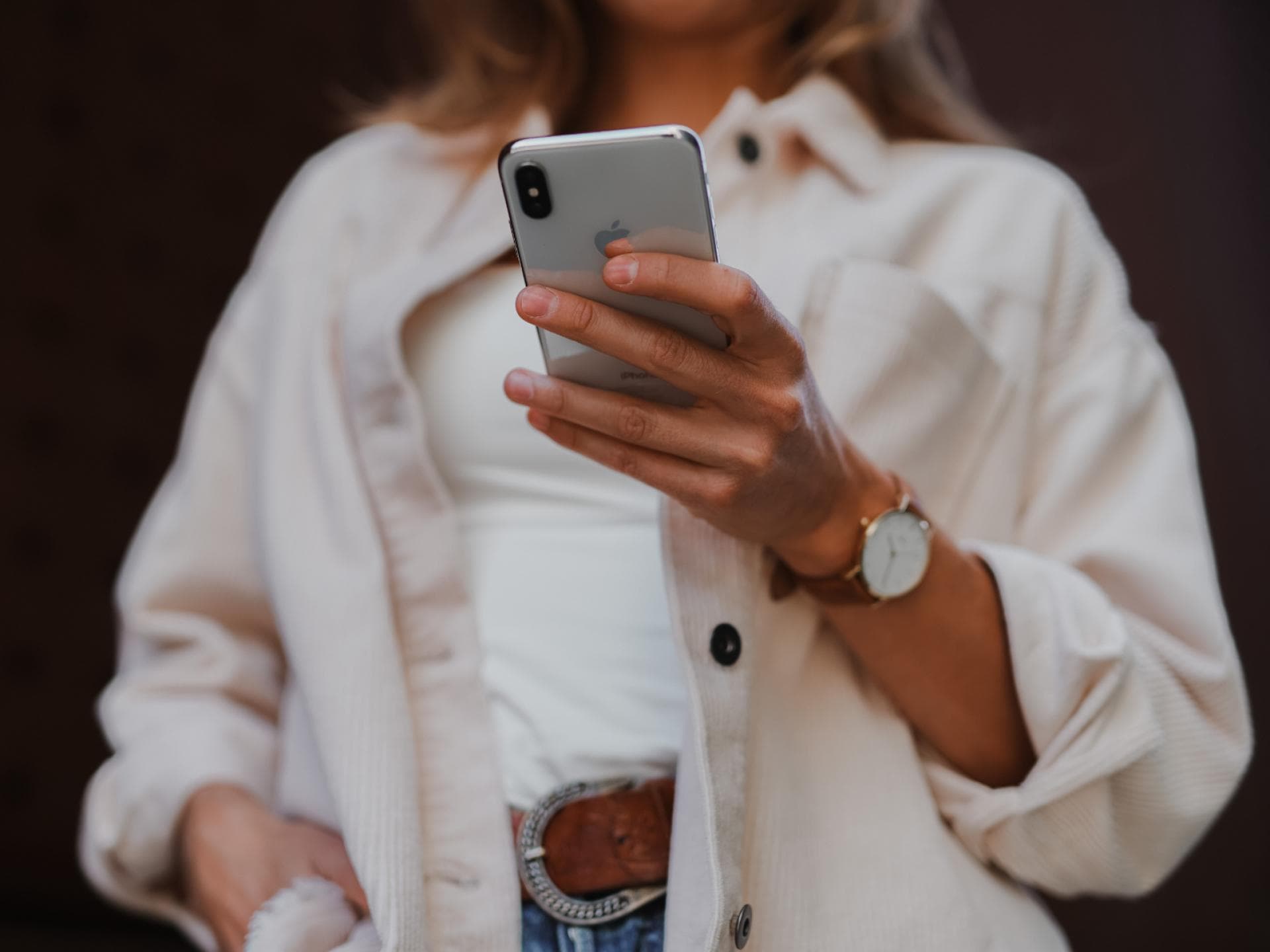 Eine Frau hält ein iPhone in der Hand