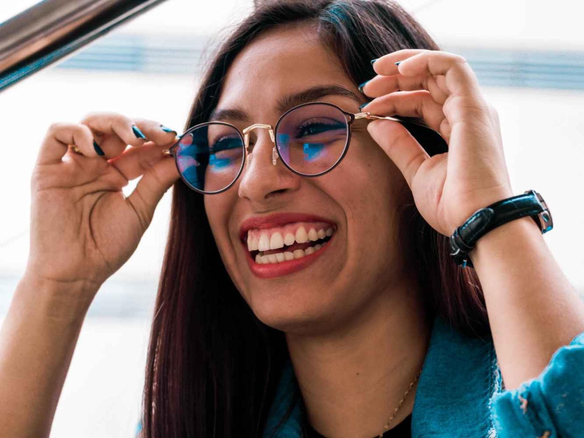 Junge Frau trägt stylische Brille