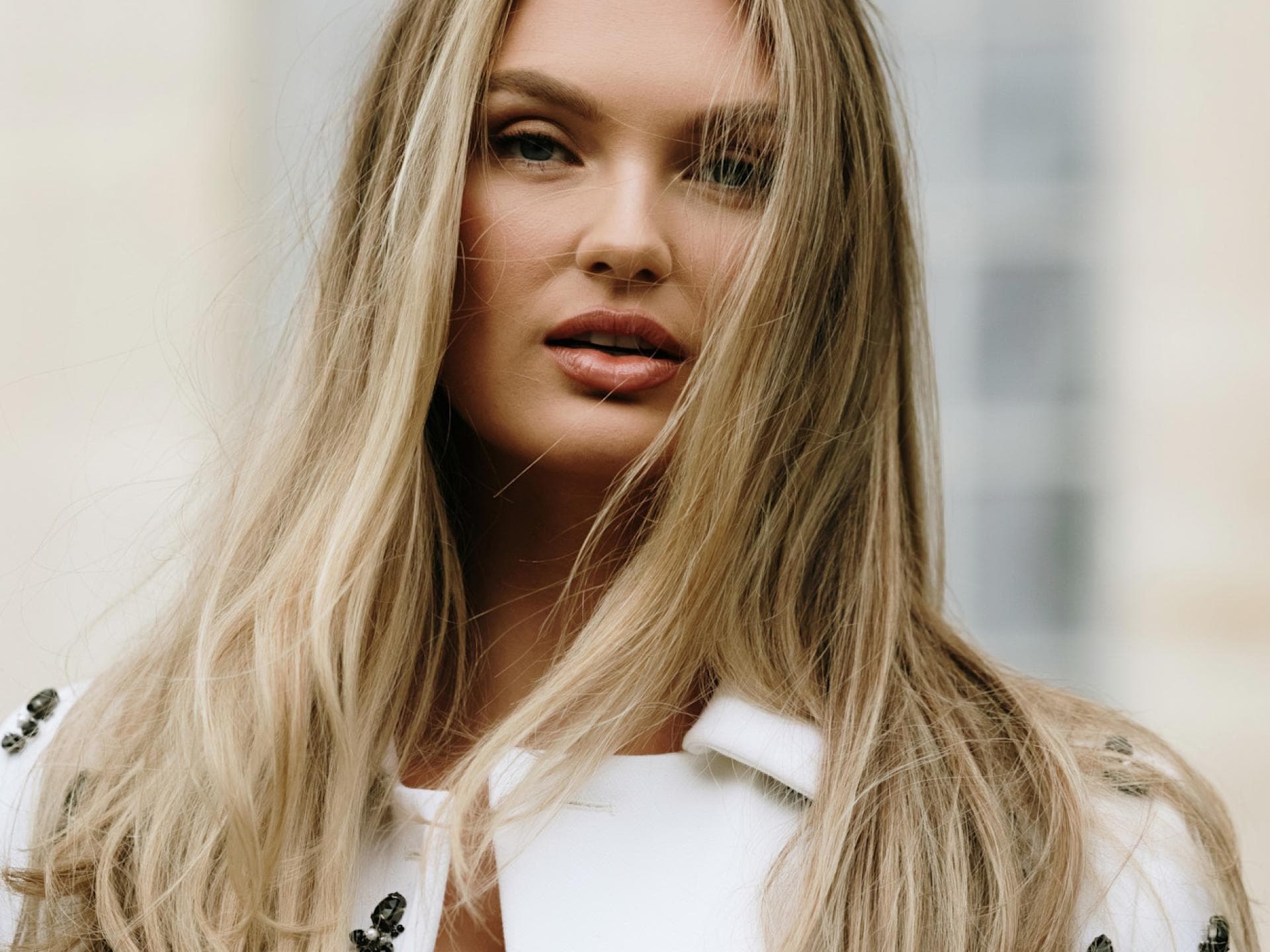 Frau mir langen blonden Haaren