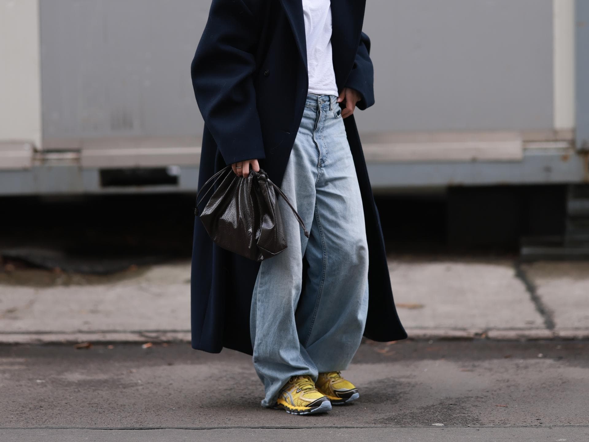 "Girlfriend Jeans" ist die neue Lieblingshose im Kleiderschrank Frau mit hellblauen Jeans
