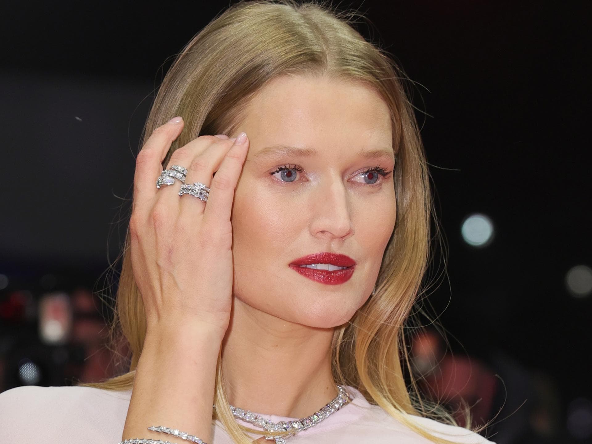 Toni Garrn verzaubert bei der Berlinale 2025 mit dem Lippenfarbe des Jahres Berlinale 2025 Toni Garrn