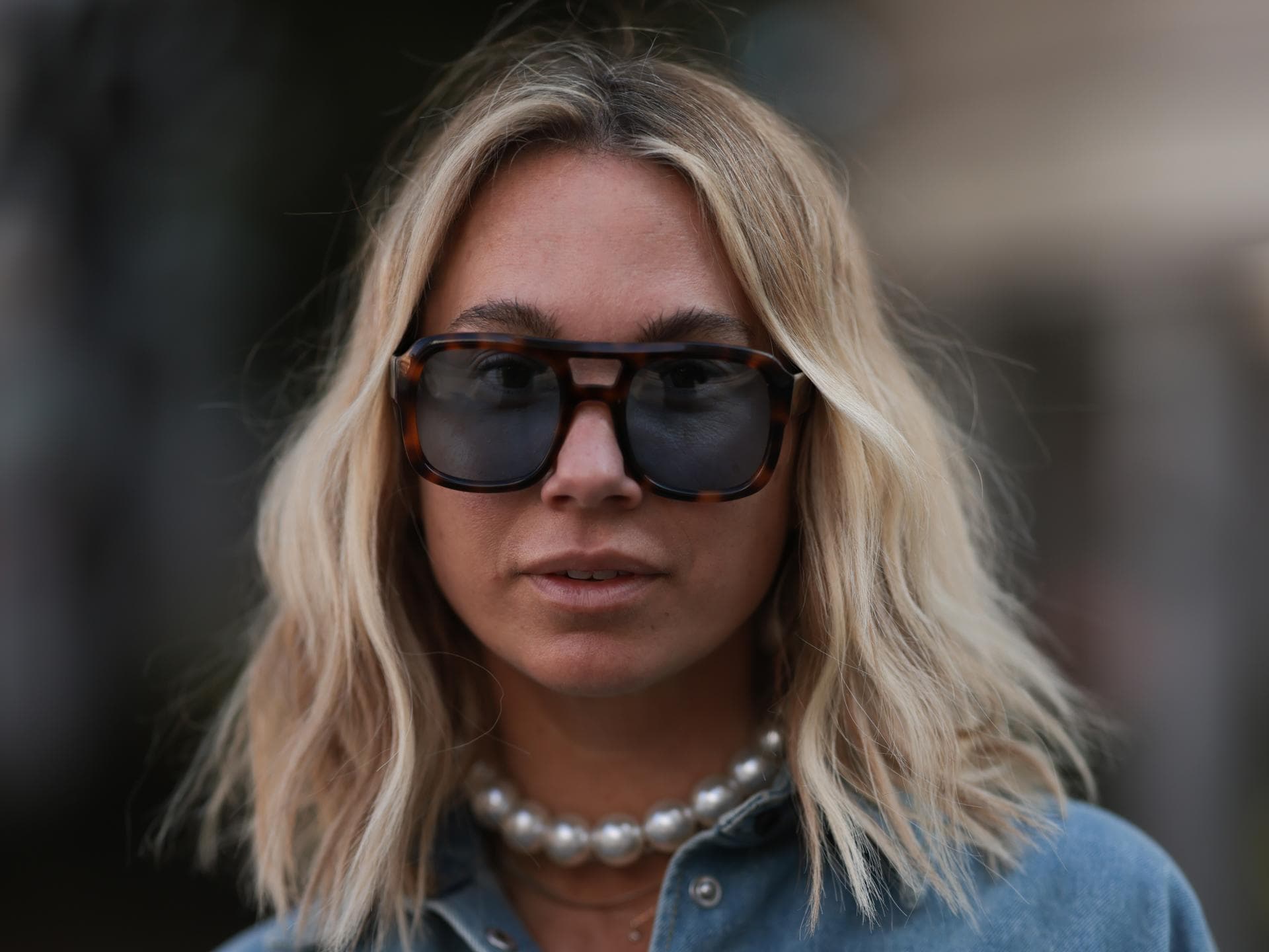 Welche Frisur passt zu mir Frau mit Sonnenbrille