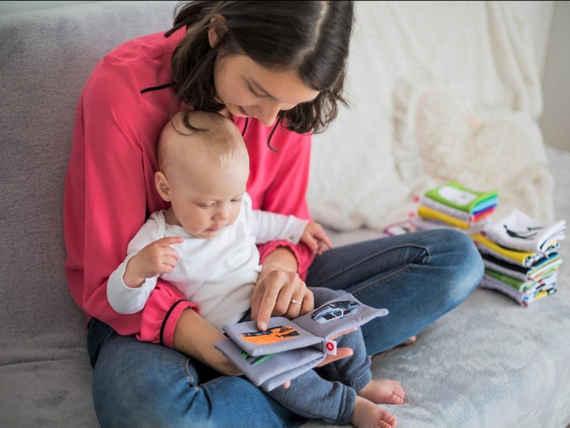 Eine junge Frau mit Baby