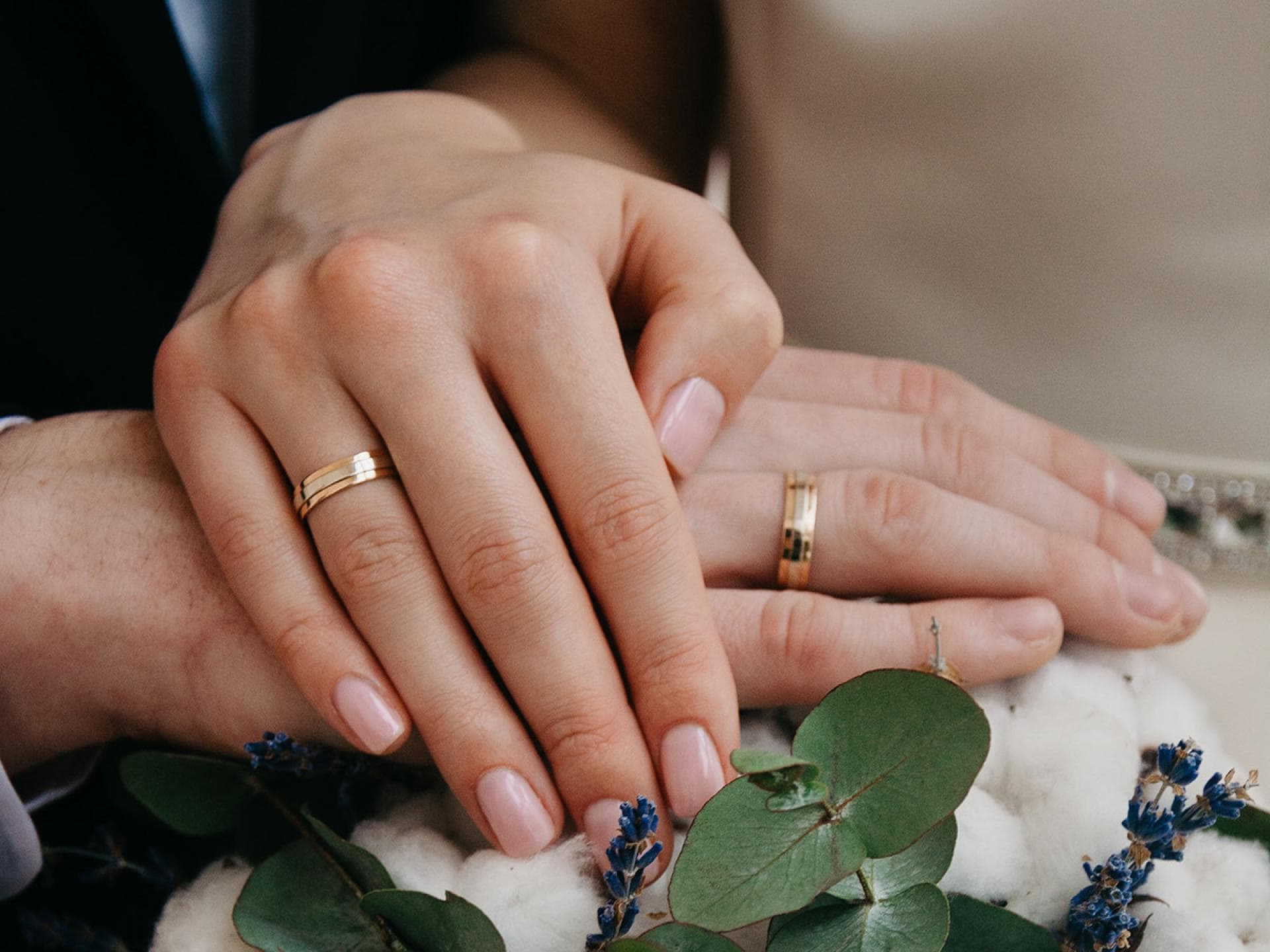 Paar mit Promise Ringen