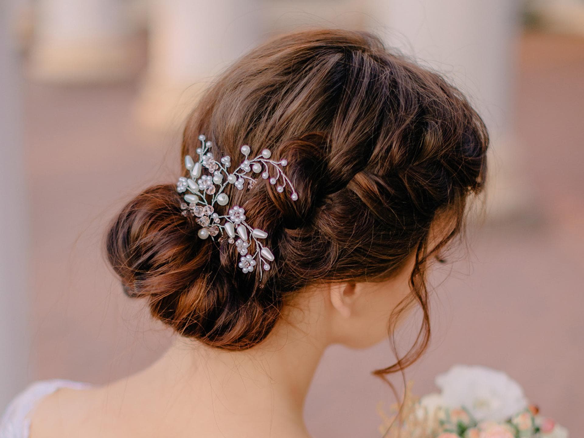 Braut von hinten mit ihrer Hochzeitsfrisur