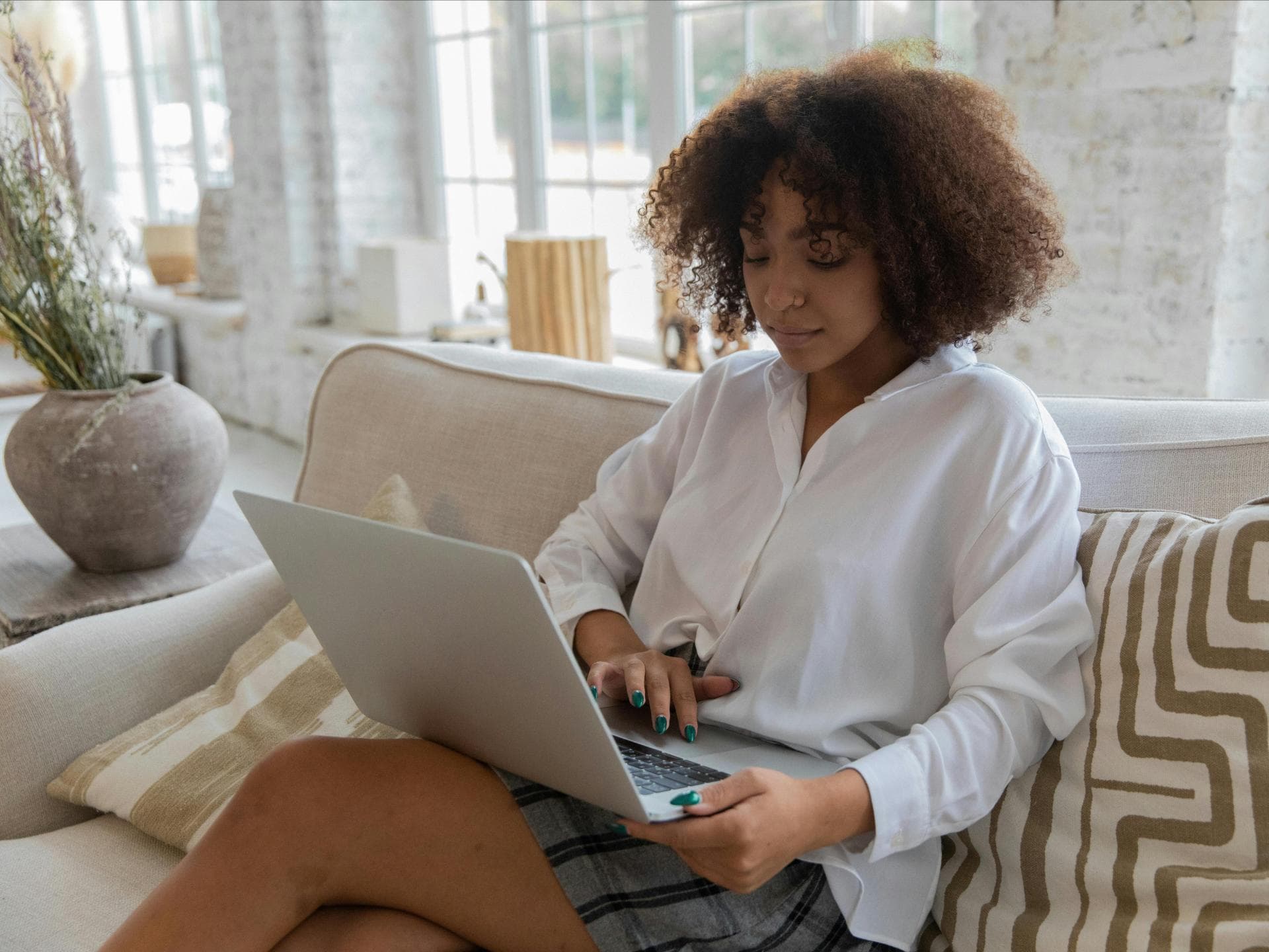 Junge Frau arbeitet am Laptop