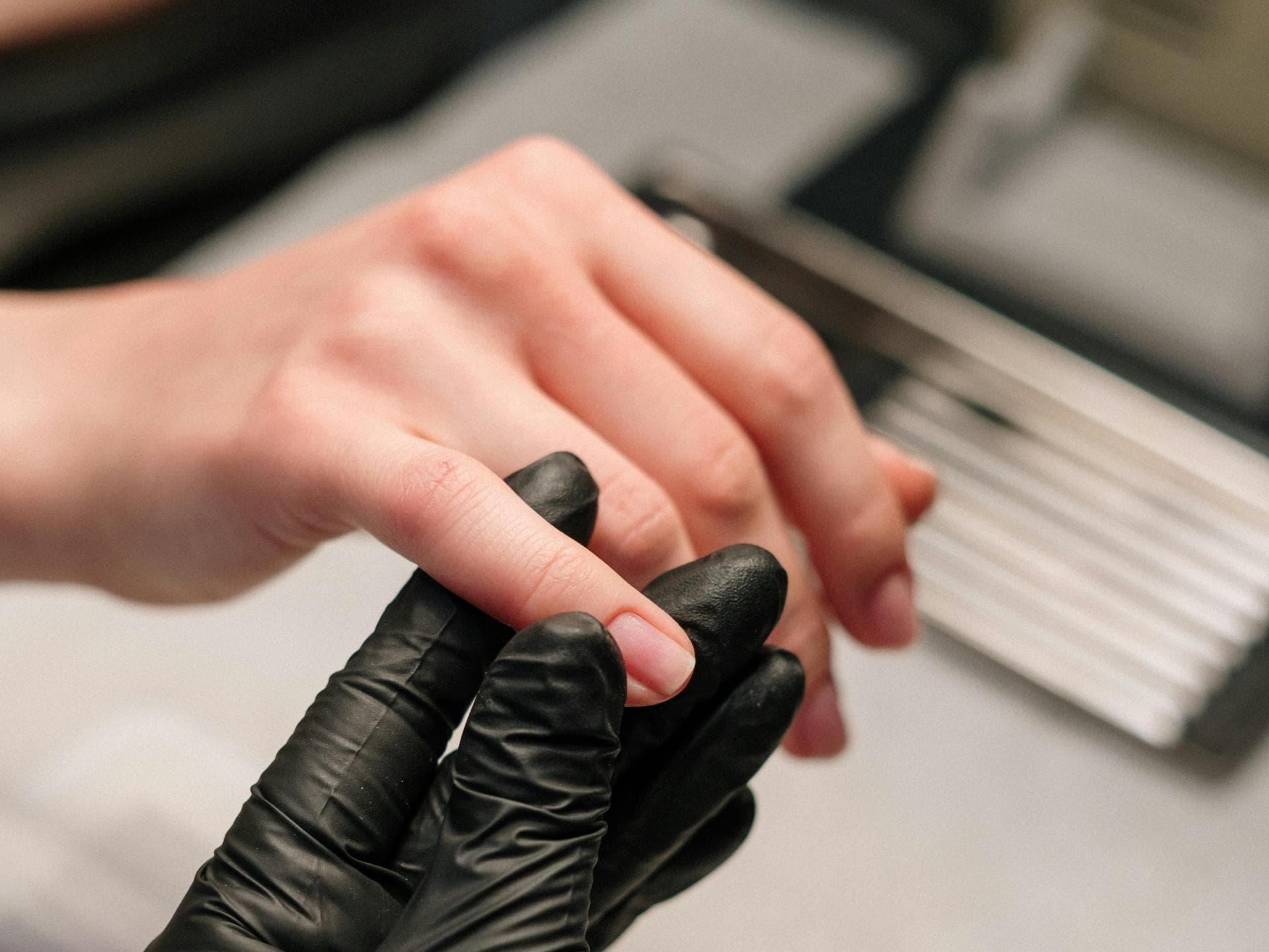 Nagelform Frau zeigt kleinen Finger
