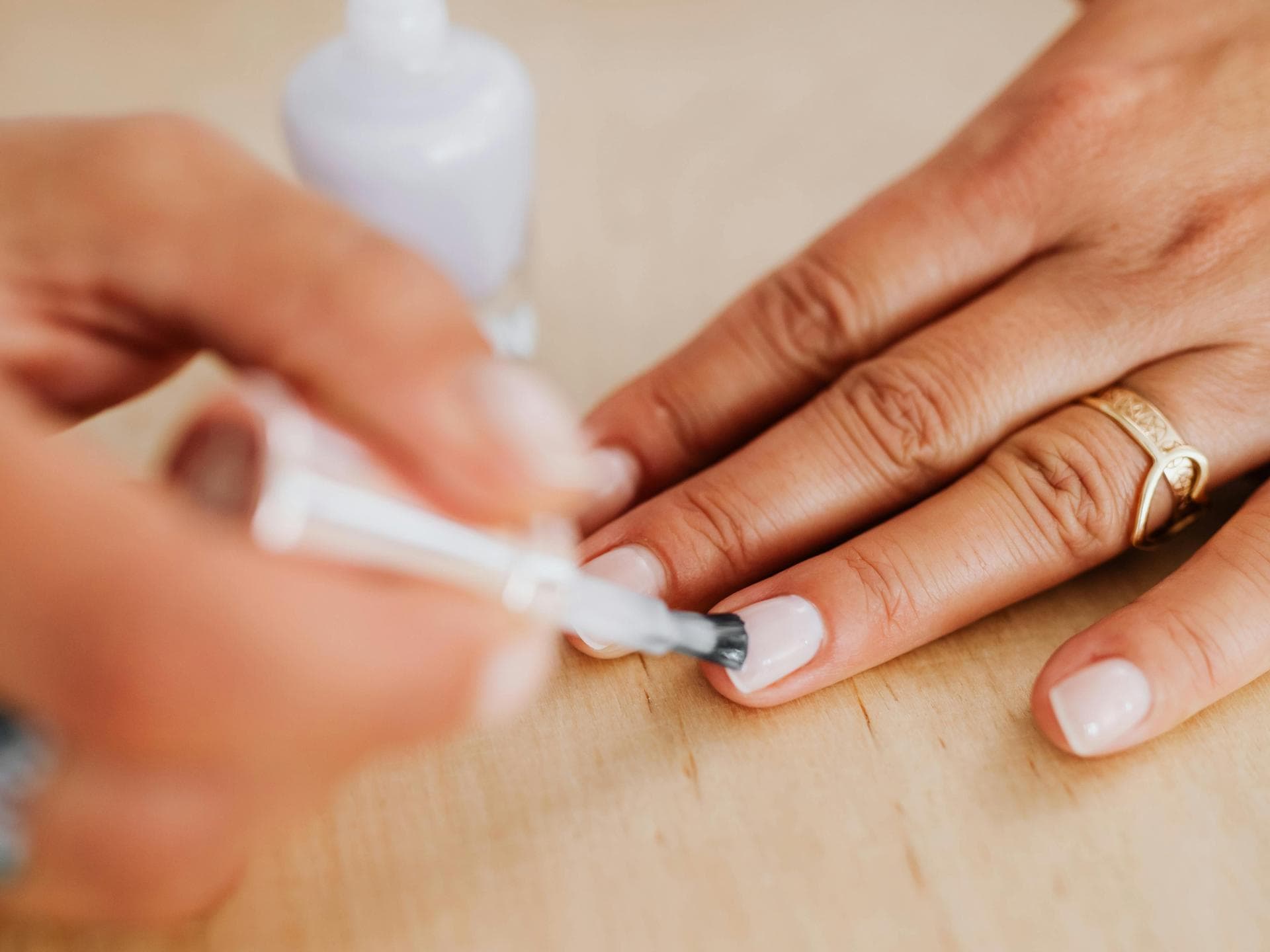 Nagellack trocknet in Sekunden Frau trägt weißen Nagellack auf
