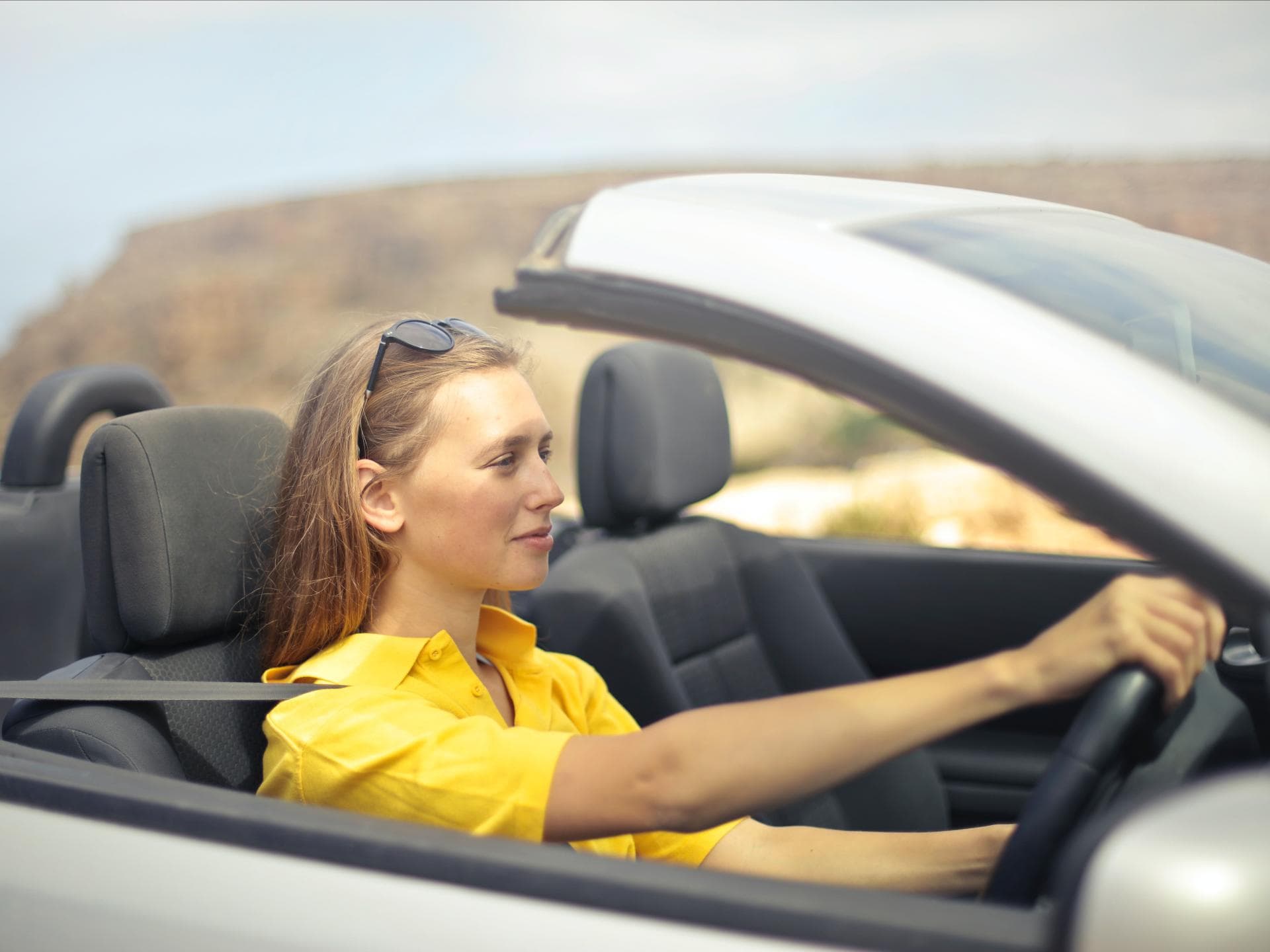 Eine Frau im Auto
