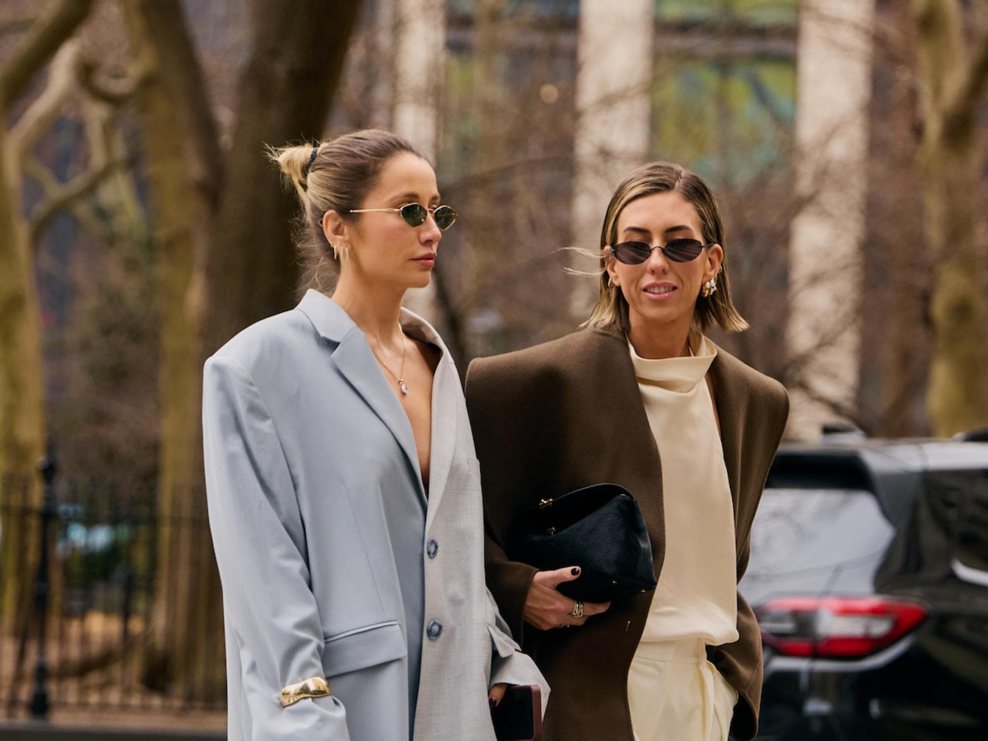 zwei Frauen im Business-Look