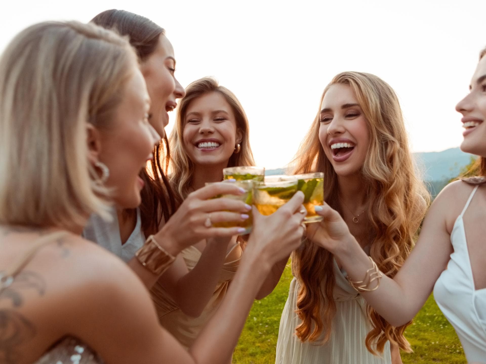 Frauen mit Aperitif Frauen mit Aperitif
