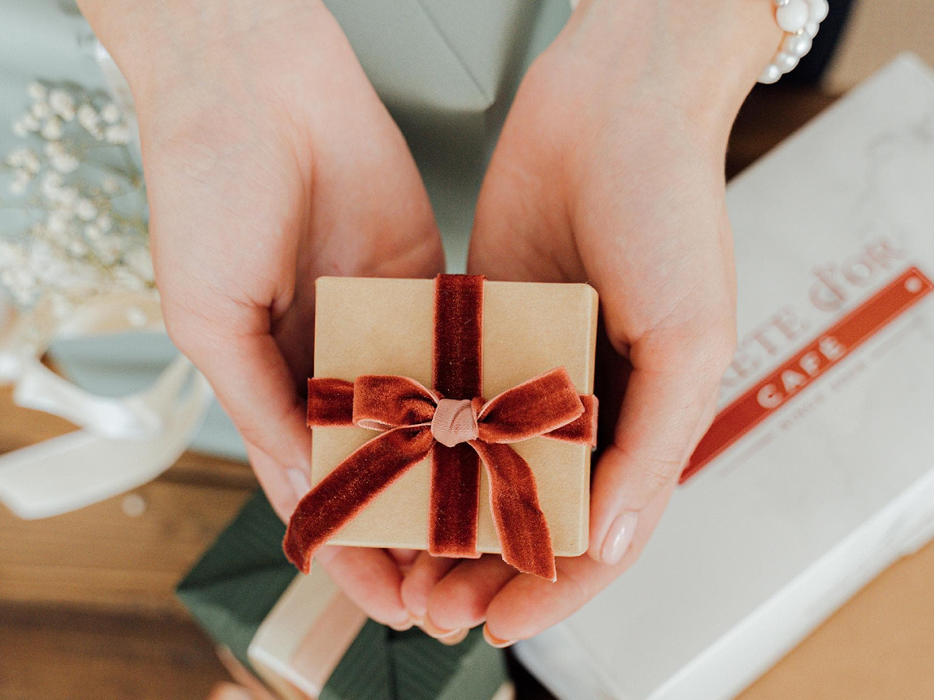 Eine Frau hält ein Geschenk in der Hand