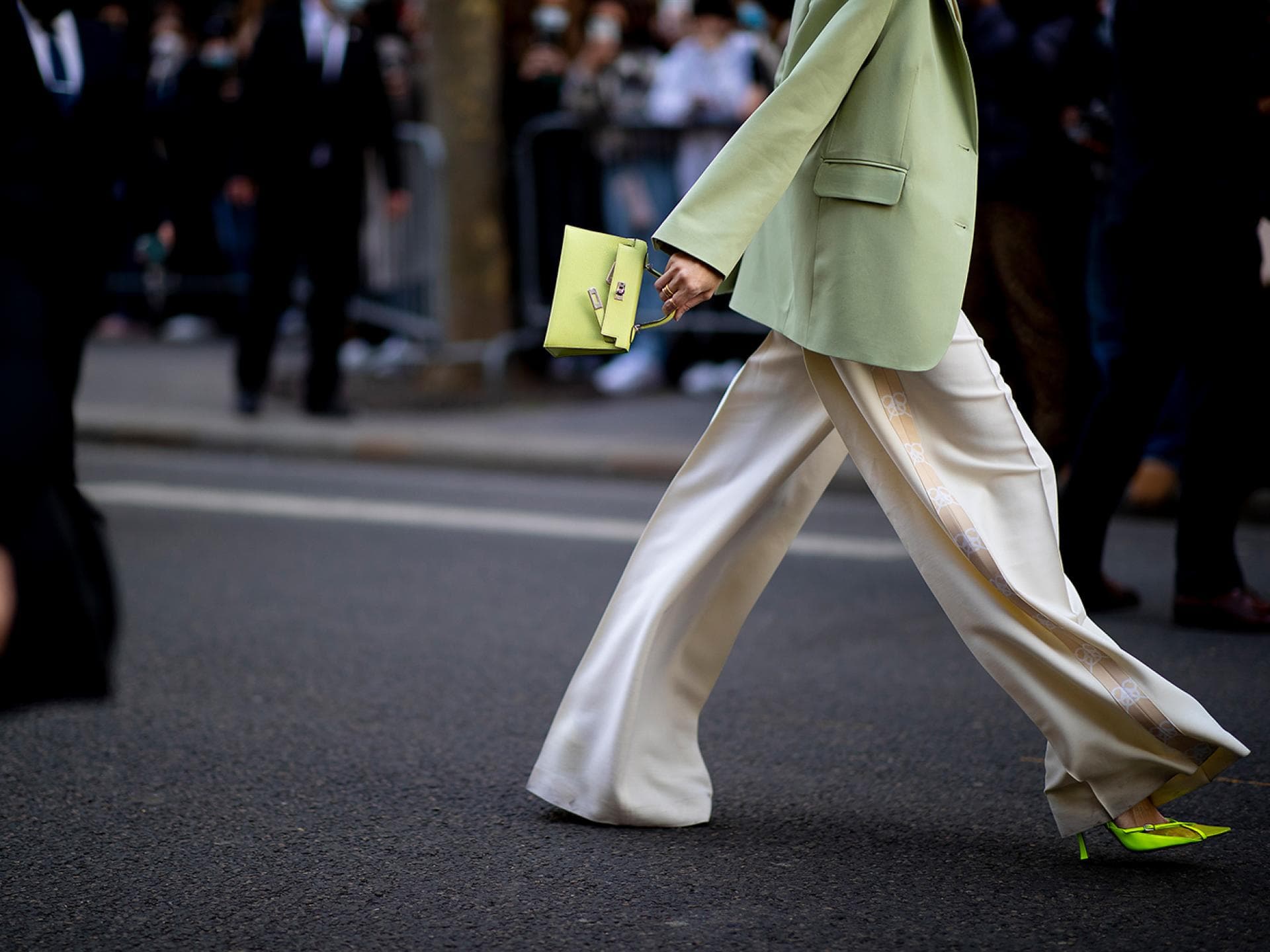 Leonie Hanne mit einer Tasche von Hermès