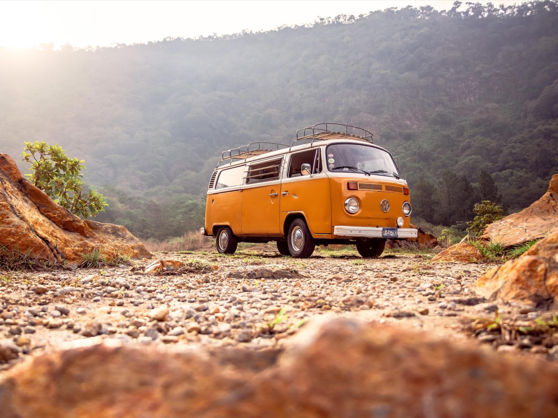 Ein VW Bus auf einem Roadtrip