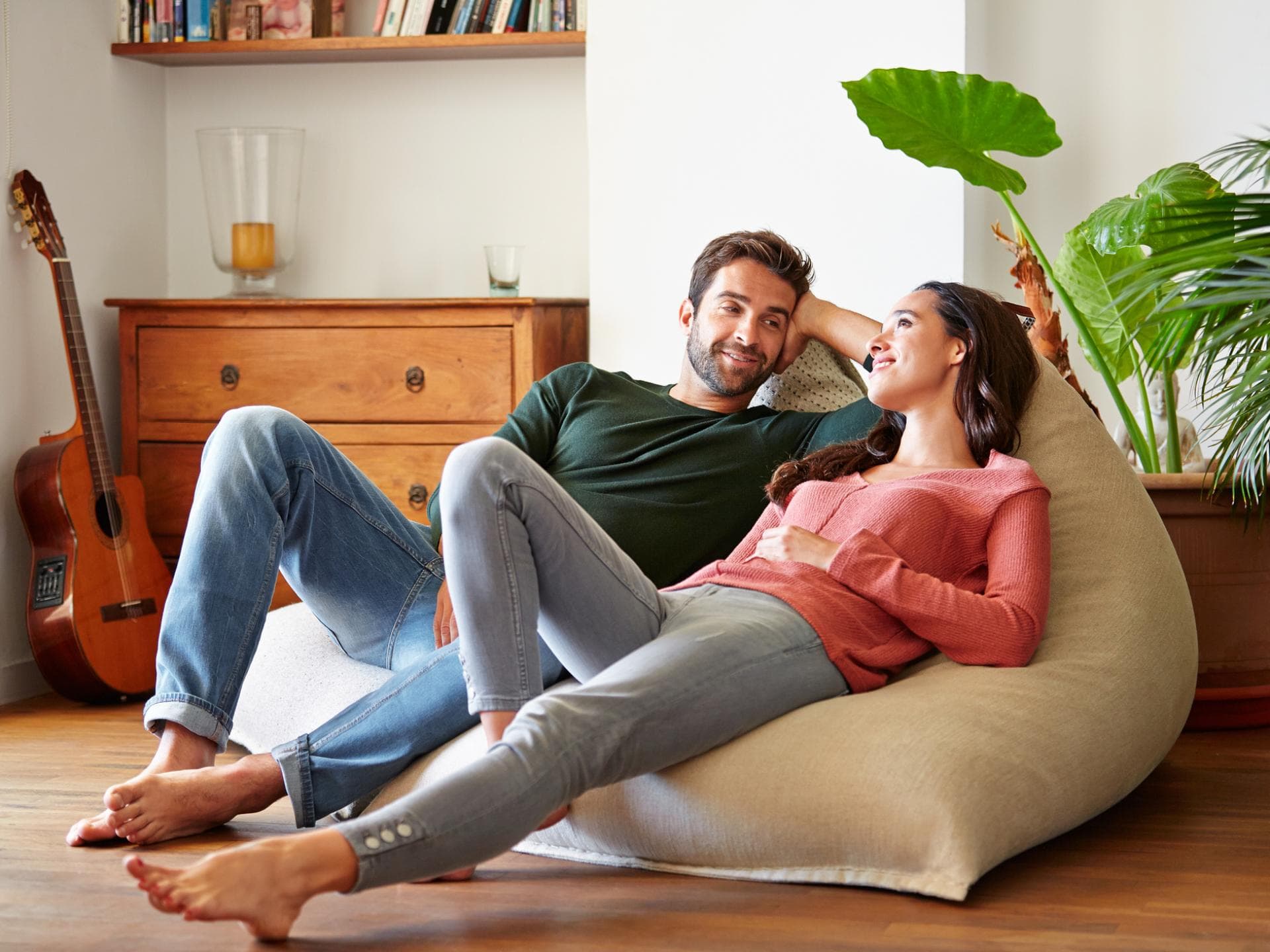 Ein Paar sitzt gemeinsam auf einem Sitzsack