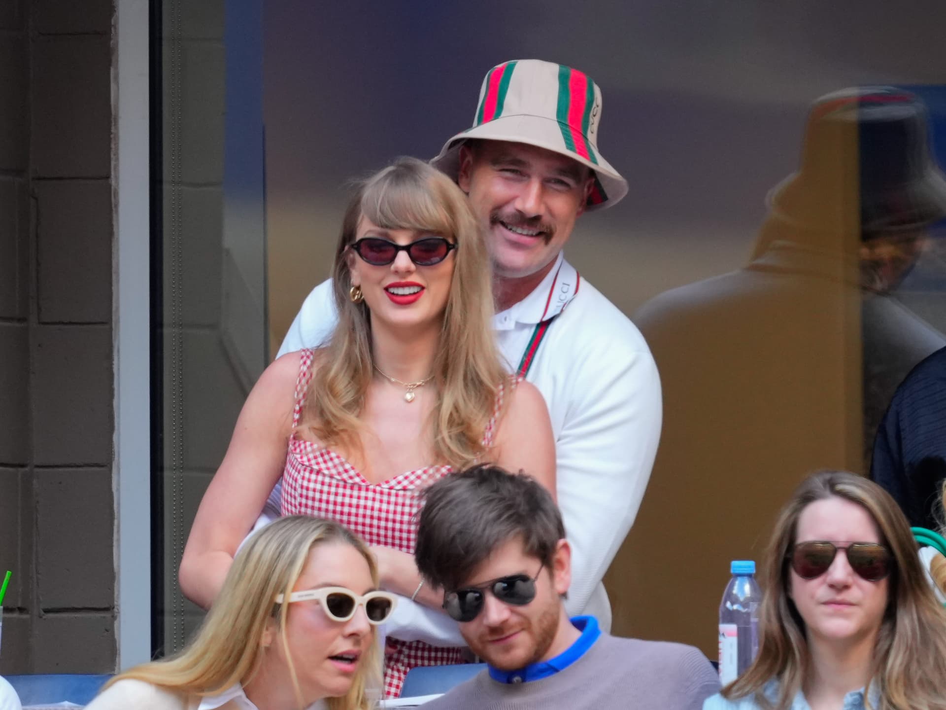 Taylor Swifts Verlobungsmaniküre lässt uns unsere überdenken Taylor Swifts Verlobungsmaniküre lässt uns unsere überdenken