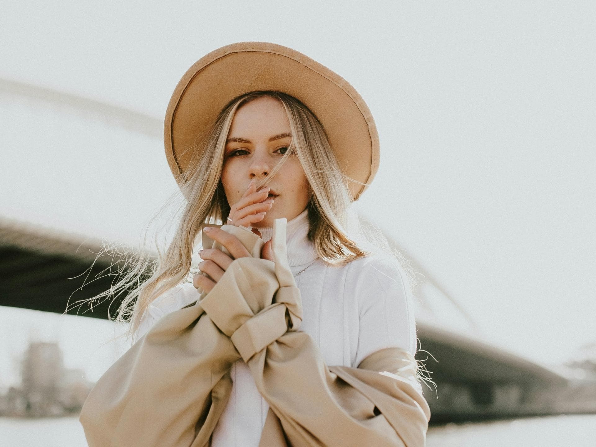 Sternzeichen Waage Frau mit Hut und Trenchcoat