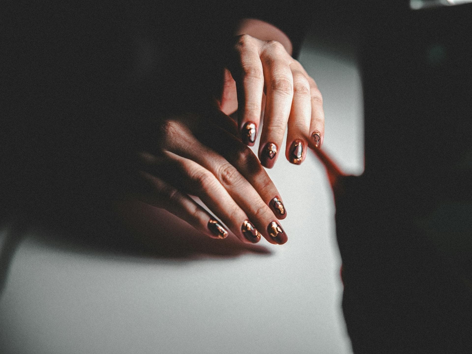 Zu Halloween lassen sich viele besondere Nageldesigns zaubern. Hände im Schatten mit einem besonderen Design.