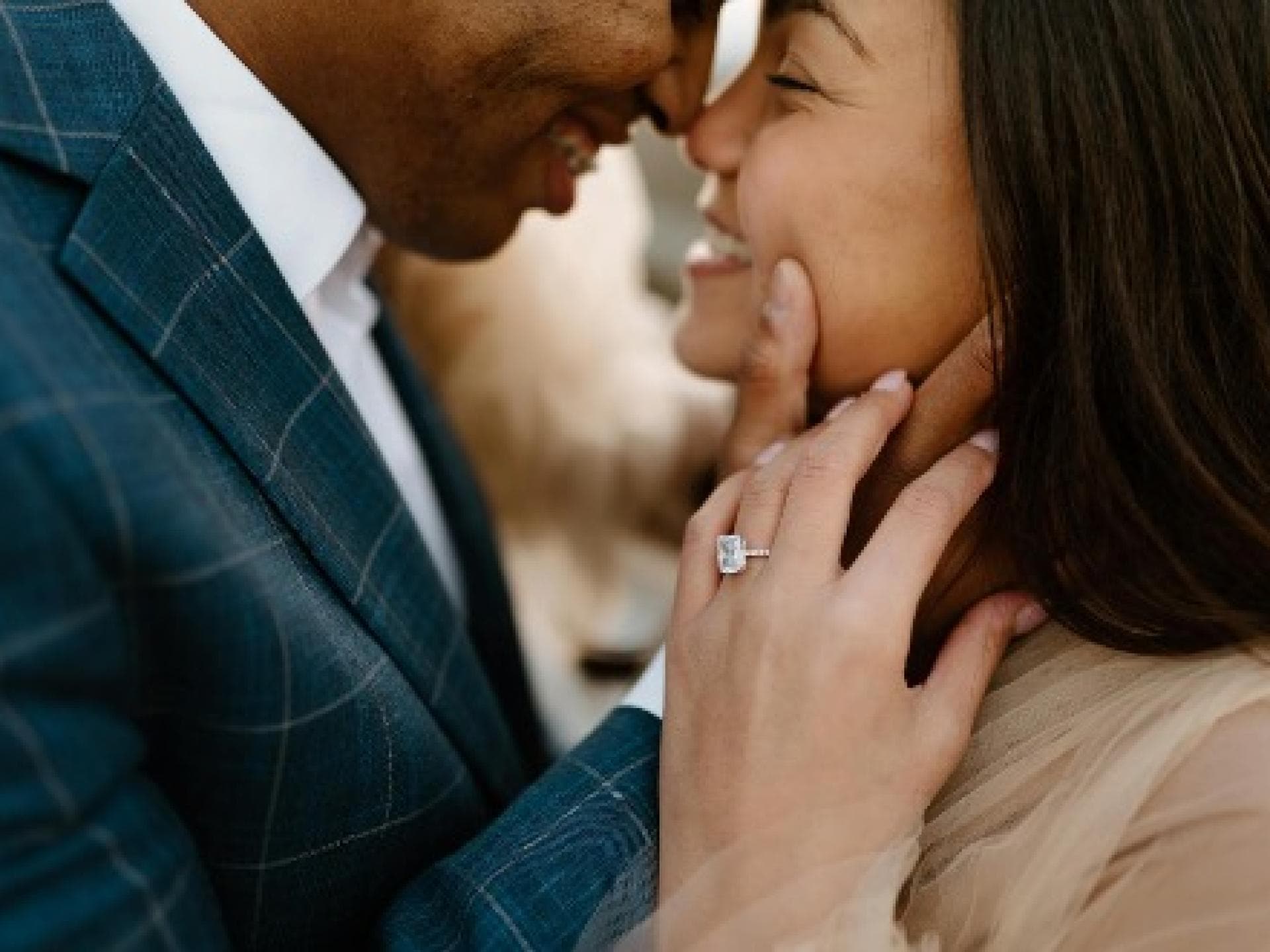 Ein Paar verlobt sich