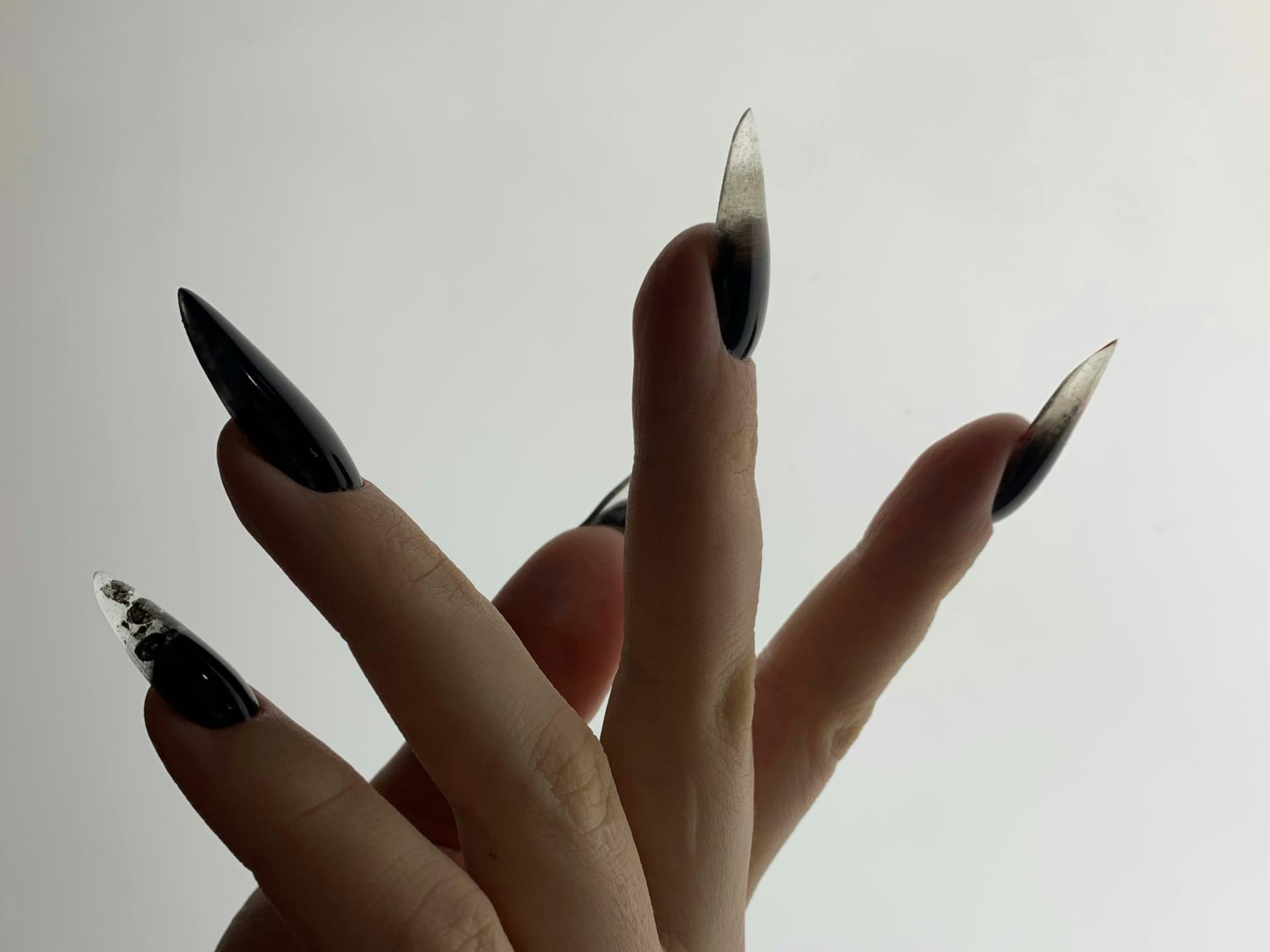 Der Nageltrend Smoke Nails passt perfekt zur dunklen Jahreszeit. Hand mit Smoke Nails